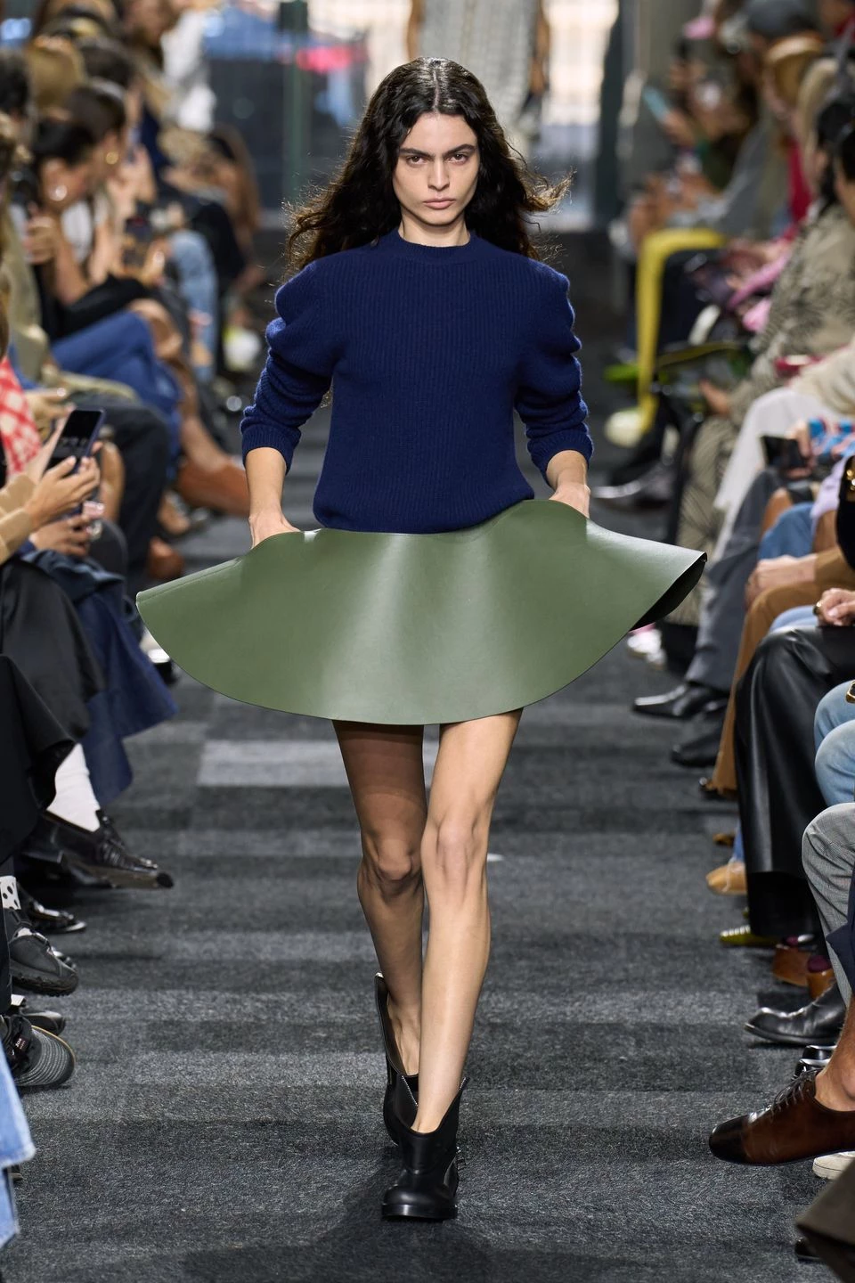 JW Anderson весна-літо 2025 JW Anderson весна-літо 2025