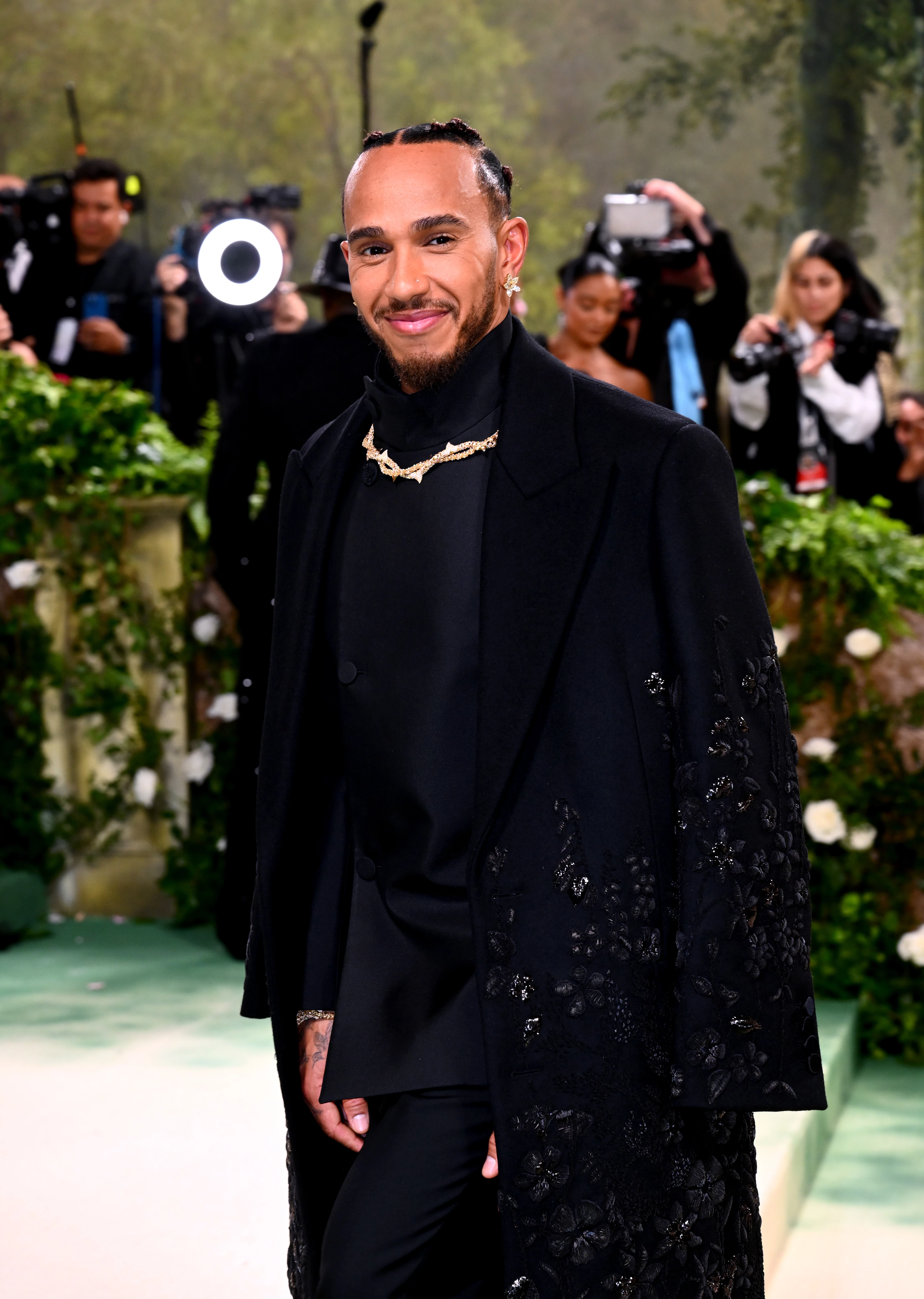 Льюїс Гамільтон під час Met Gala 2024