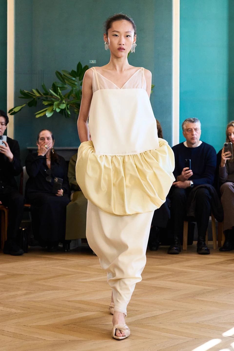 Carven весна-літо 2025. Photo: Launchmetrics.com/spotlight Carven весна-літо 2025. Photo: Launchmetrics.com/spotlight