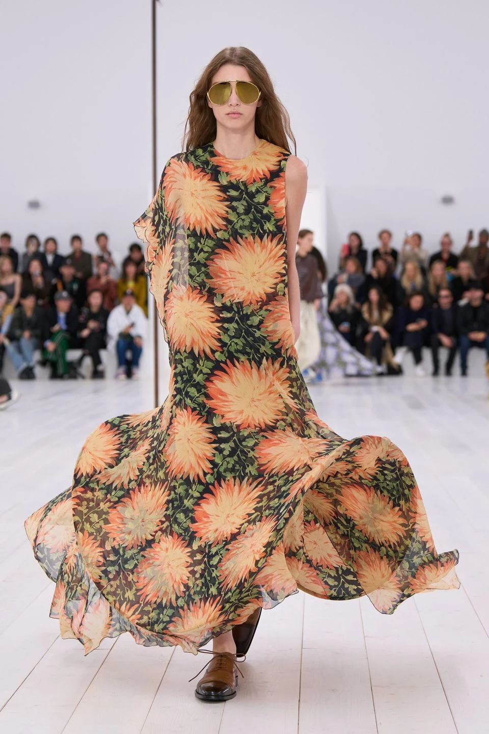 Loewe весна-літо 2025. Photo: GoRunway.com