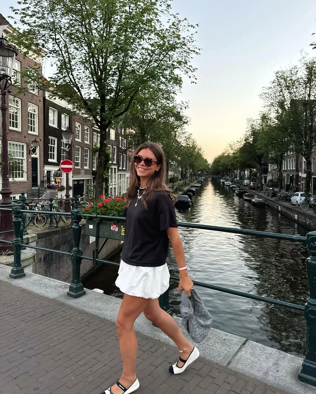 Instagram @capucinerqllrt