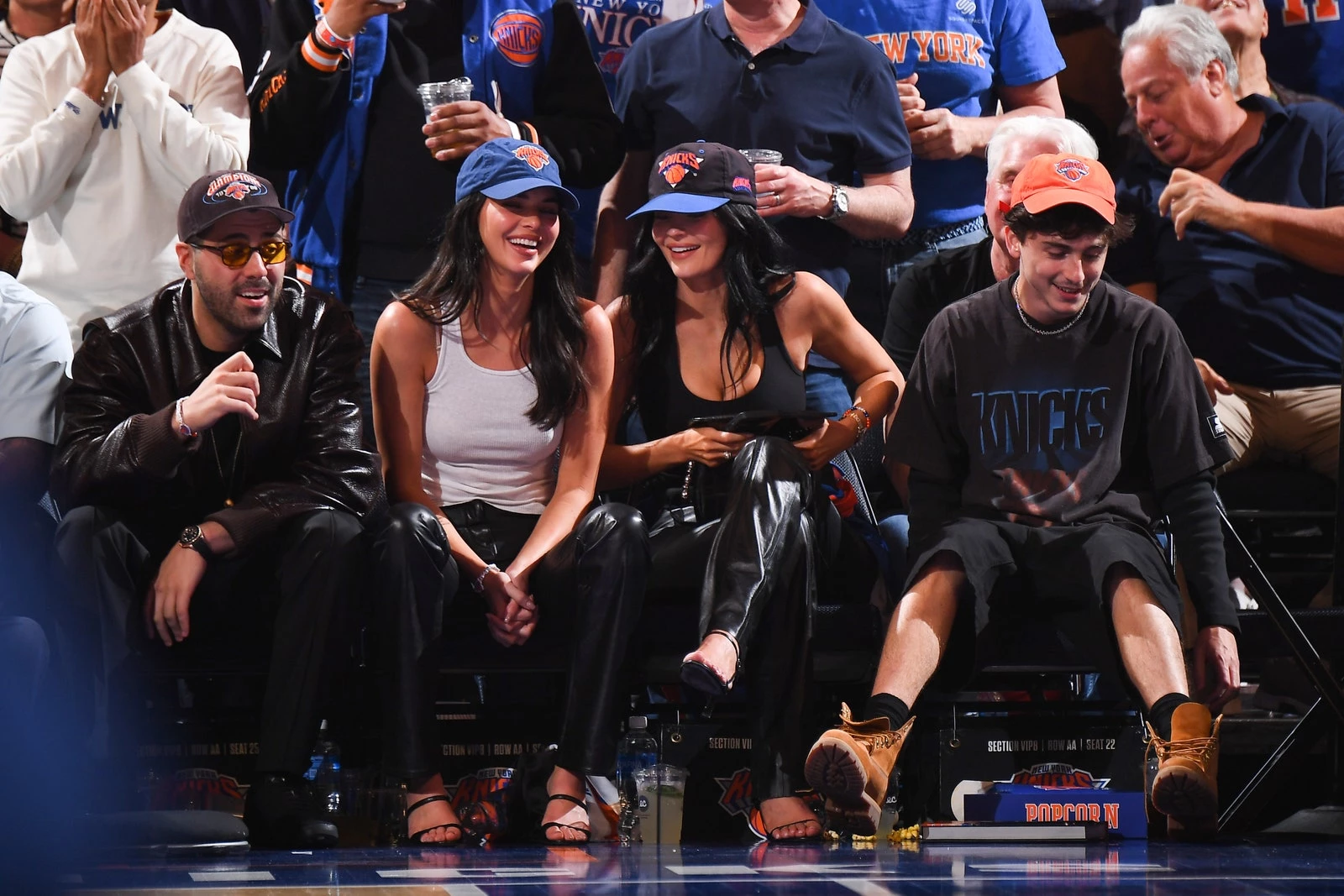 Кендалл Дженнер, Кайлі Дженнер, Тімоті Шаламе в мерчі New York Knicks Кендалл Дженнер, Кайлі Дженнер, Тімоті Шаламе в мерчі New York Knicks