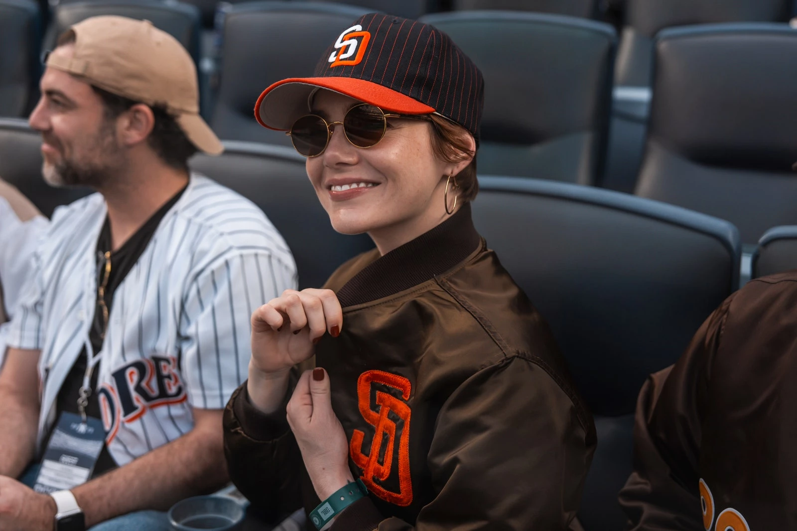 Емма Стоун в мерчі San Diego Padres Емма Стоун в мерчі San Diego Padres