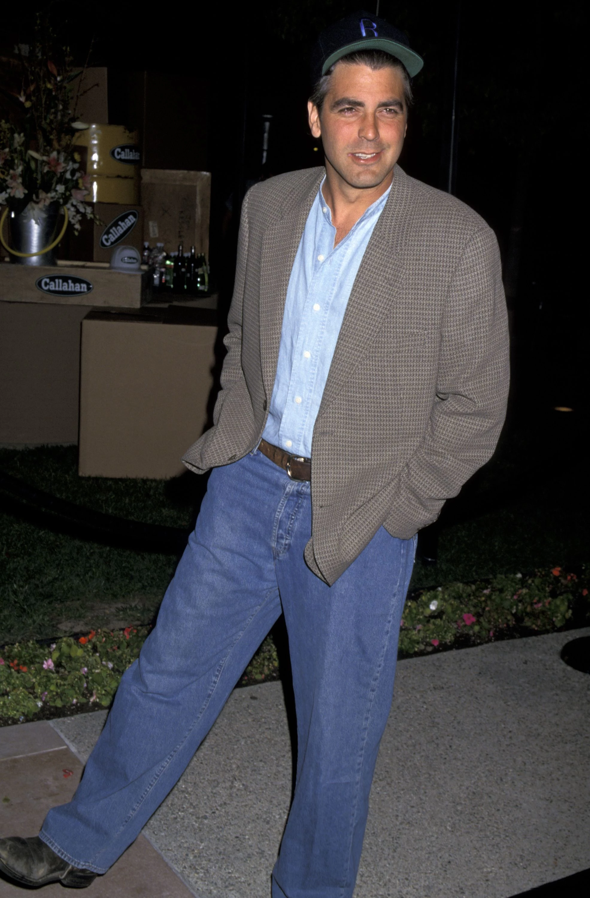 На прем’єрі фільму Tommy Boy Клуні поєднав піджак з мішкуватими джинсами та бейсболкою, 1995 На прем’єрі фільму Tommy Boy Клуні поєднав піджак з мішкуватими джинсами та бейсболкою, 1995