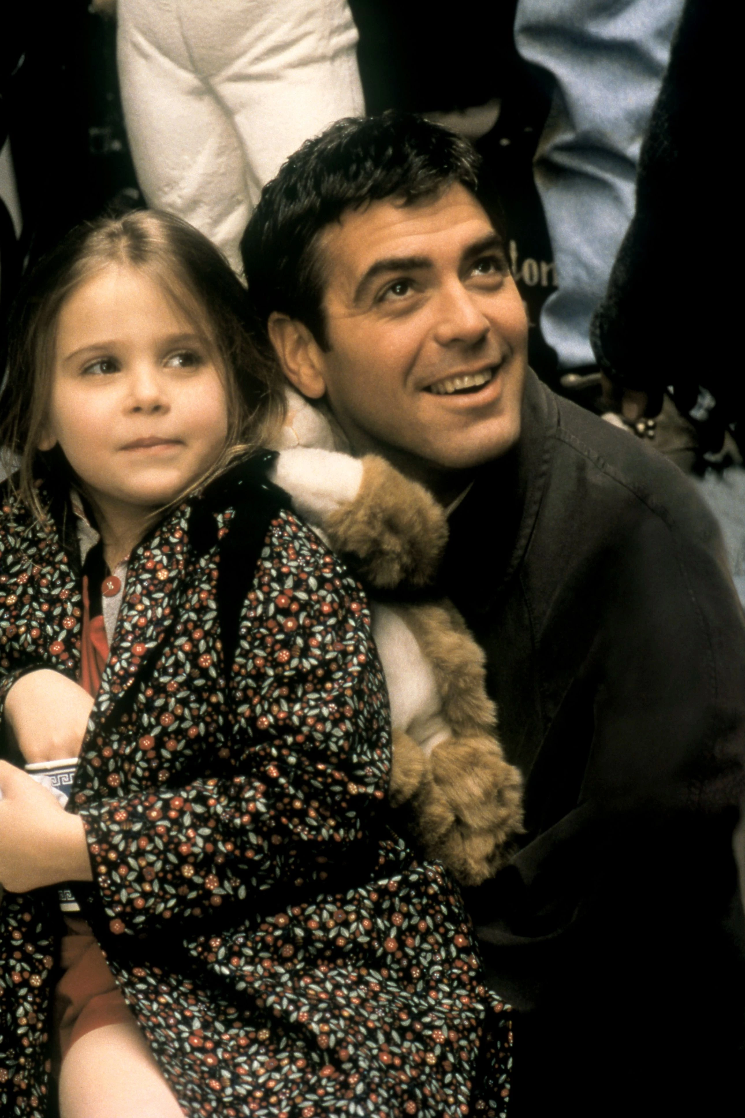 Джордж Клуні знімається з акторкою Мей Вітман на майданчику фільму One Fine Day, у якому він грає батька-одинака, що шукає кохання, 1996 Джордж Клуні знімається з акторкою Мей Вітман на майданчику фільму One Fine Day, у якому він грає батька-одинака, що шукає кохання, 1996