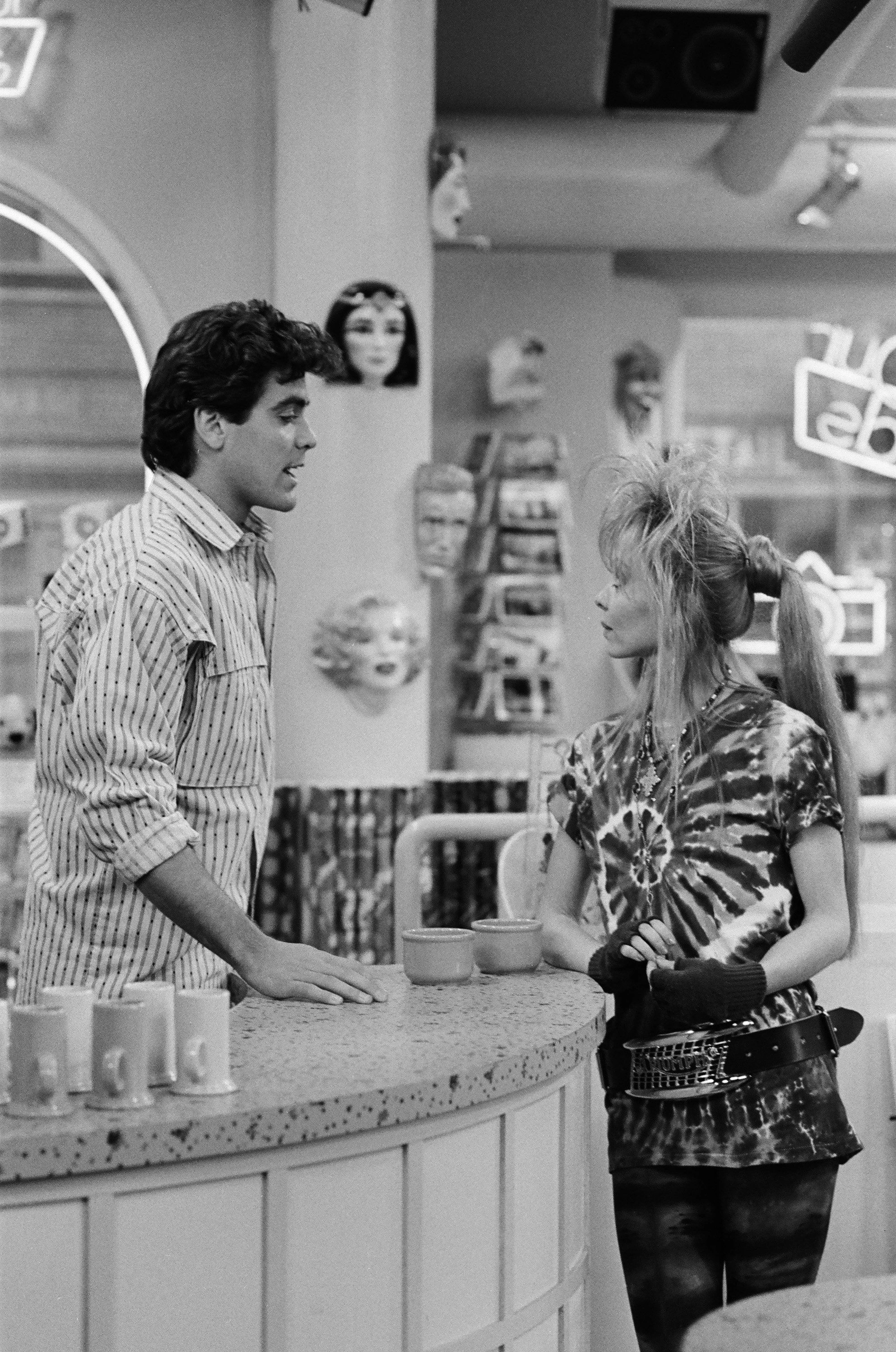 Молодий Джордж Клуні на знімальному майданчику серіалу The Facts of Life, де він грав майстра на всі руки Джорджа Бернетта, 1987 Молодий Джордж Клуні на знімальному майданчику серіалу The Facts of Life, де він грав майстра на всі руки Джорджа Бернетта, 1987