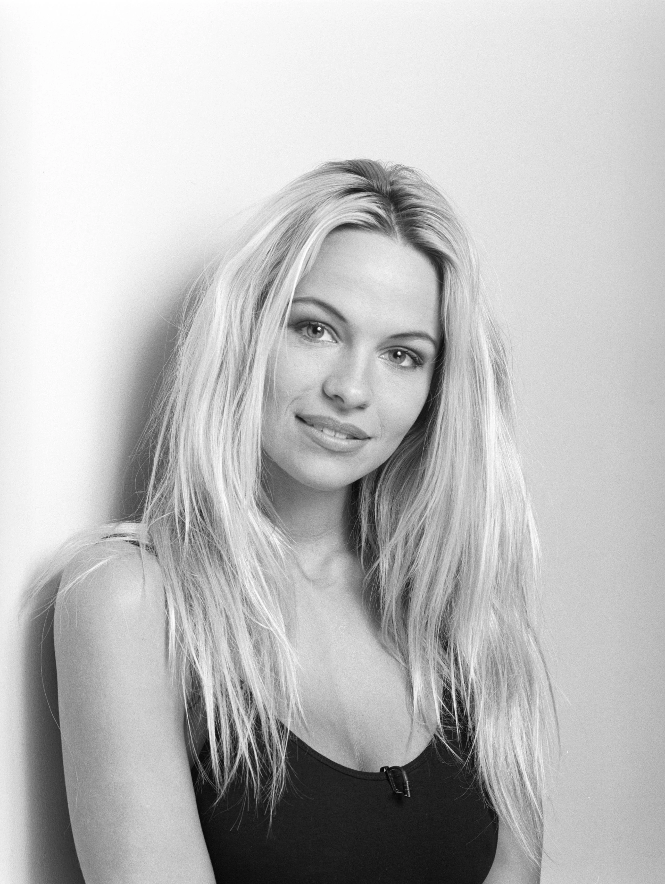 З природним макіяжем і скуйовдженим волоссям на офіційному портретному фото, 1993