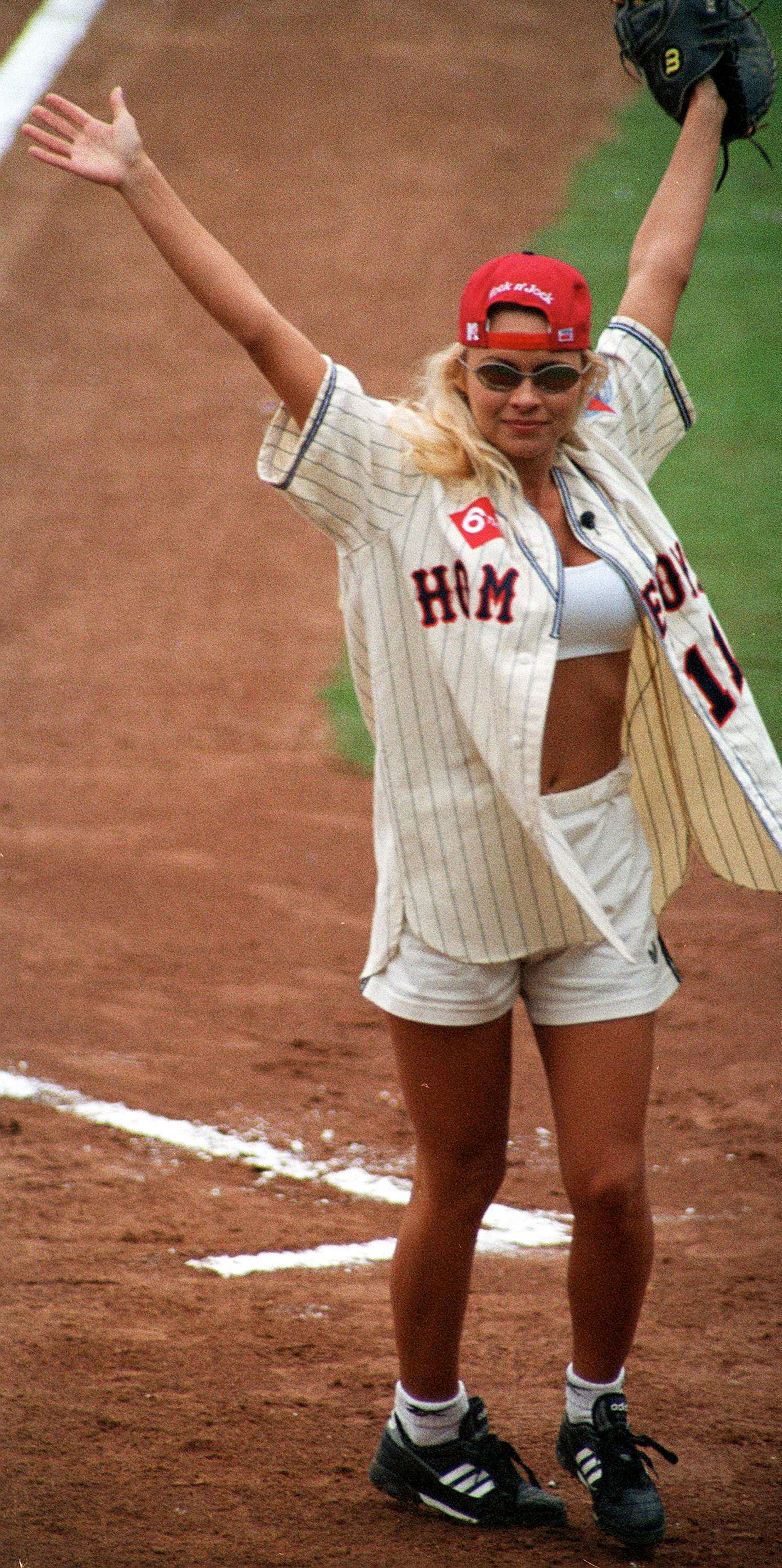 Грає софтбол на шоу MTV Rock n’ Jock, 1995