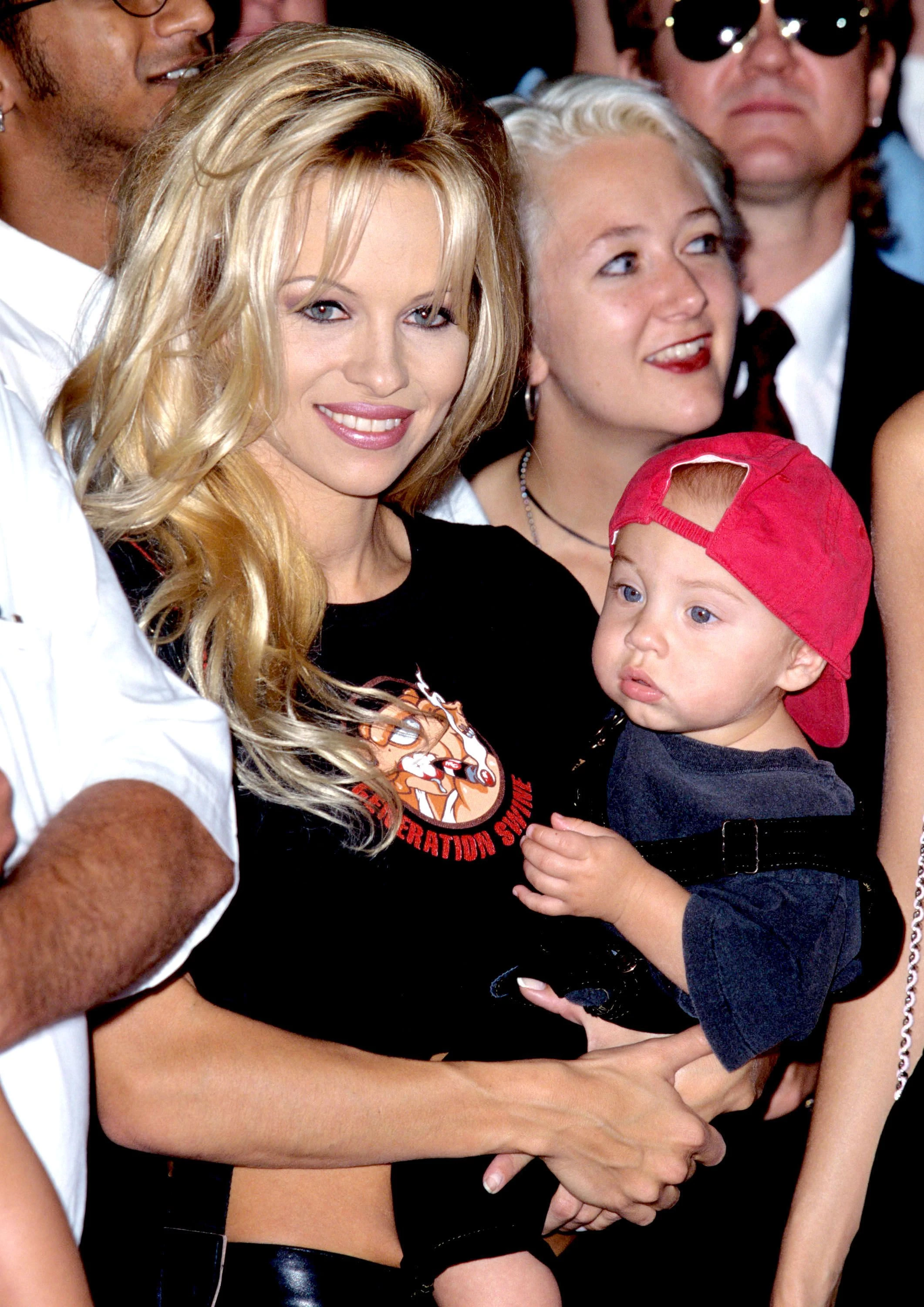 Зі своїм сином Брендоном, якому на той час був приблизно рік (його молодший брат Ділан народився в грудні того ж року), 1997