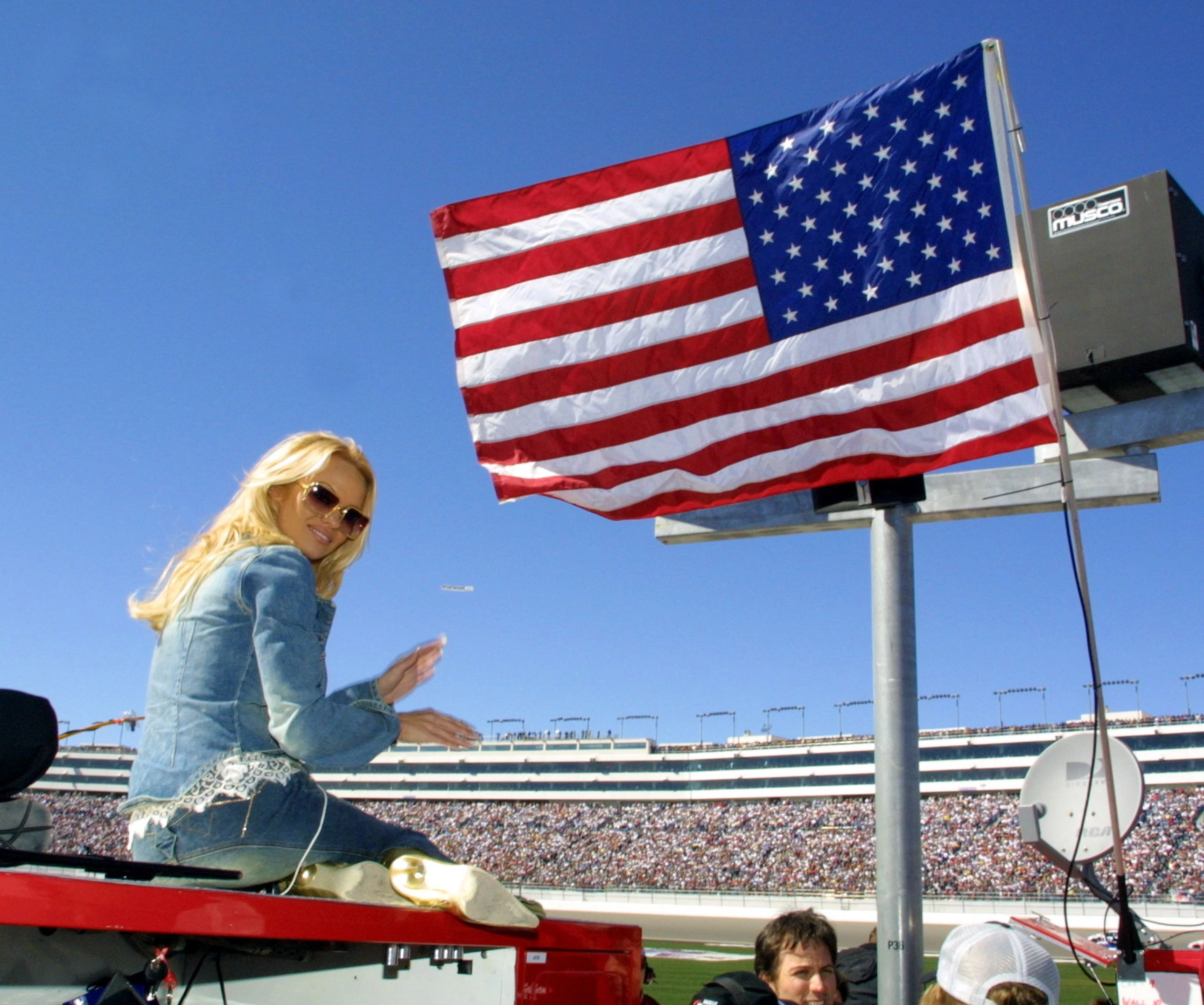 Памела Андерсон на UAW Daimler Chrysler 400 перед перегоном у Норт-Лас-Вегасі, 2002