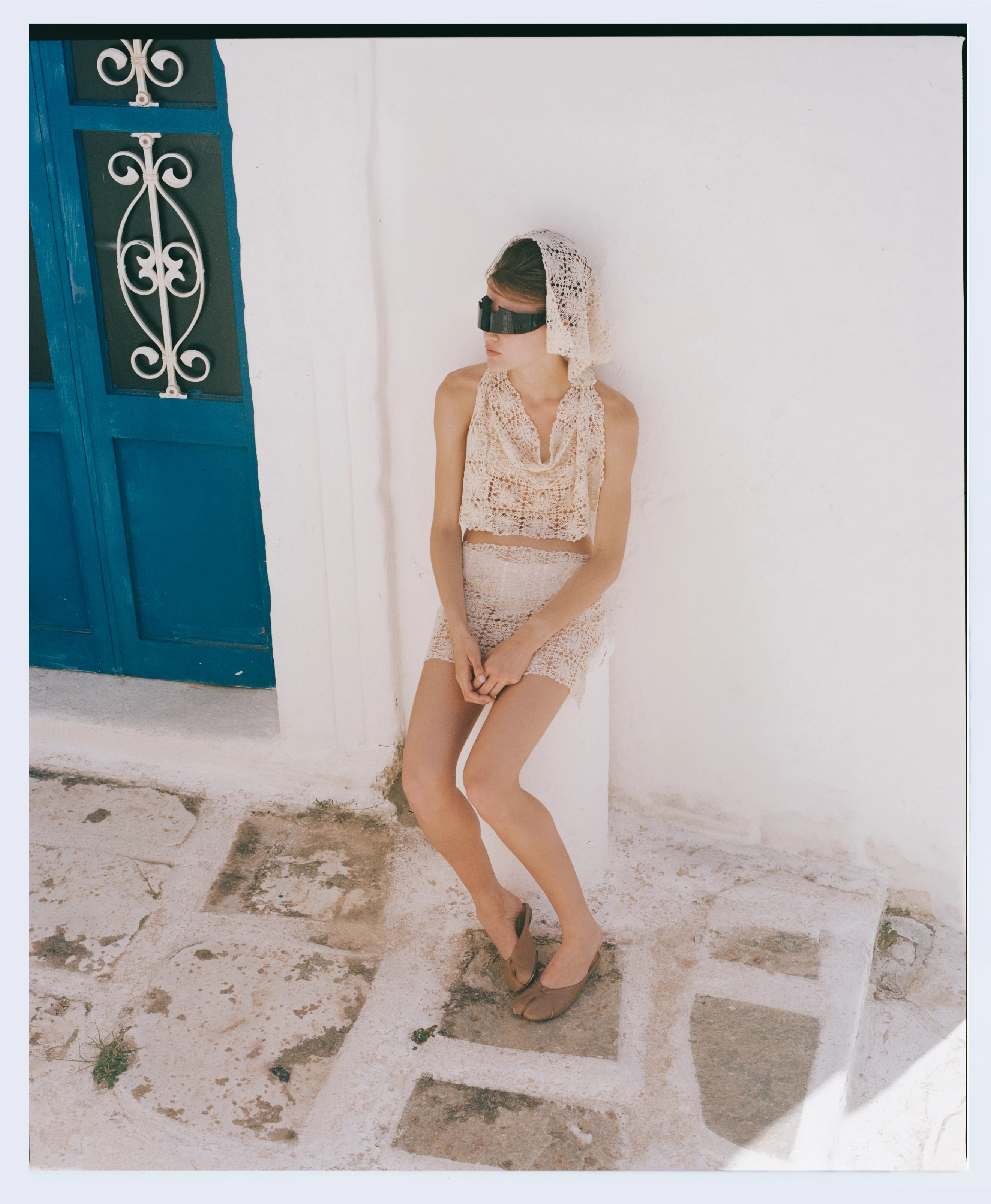 Топ та спідниця, усе – Handcrafted Doilies, окуляри, Coperni x Disney, мюлі, Maison Margiela