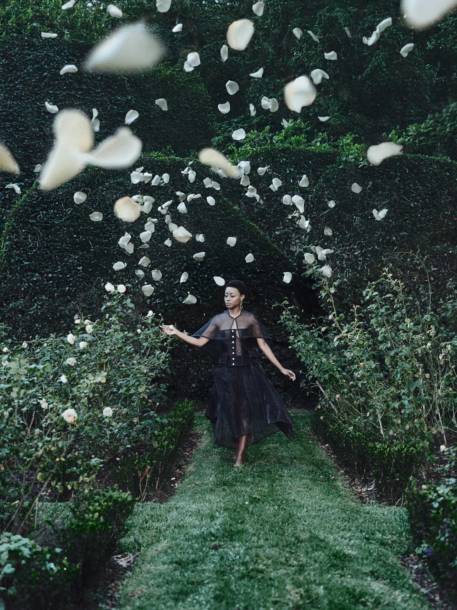 Кейп, корсет, спідниця — Viviers, сережки — Kirsten Goss