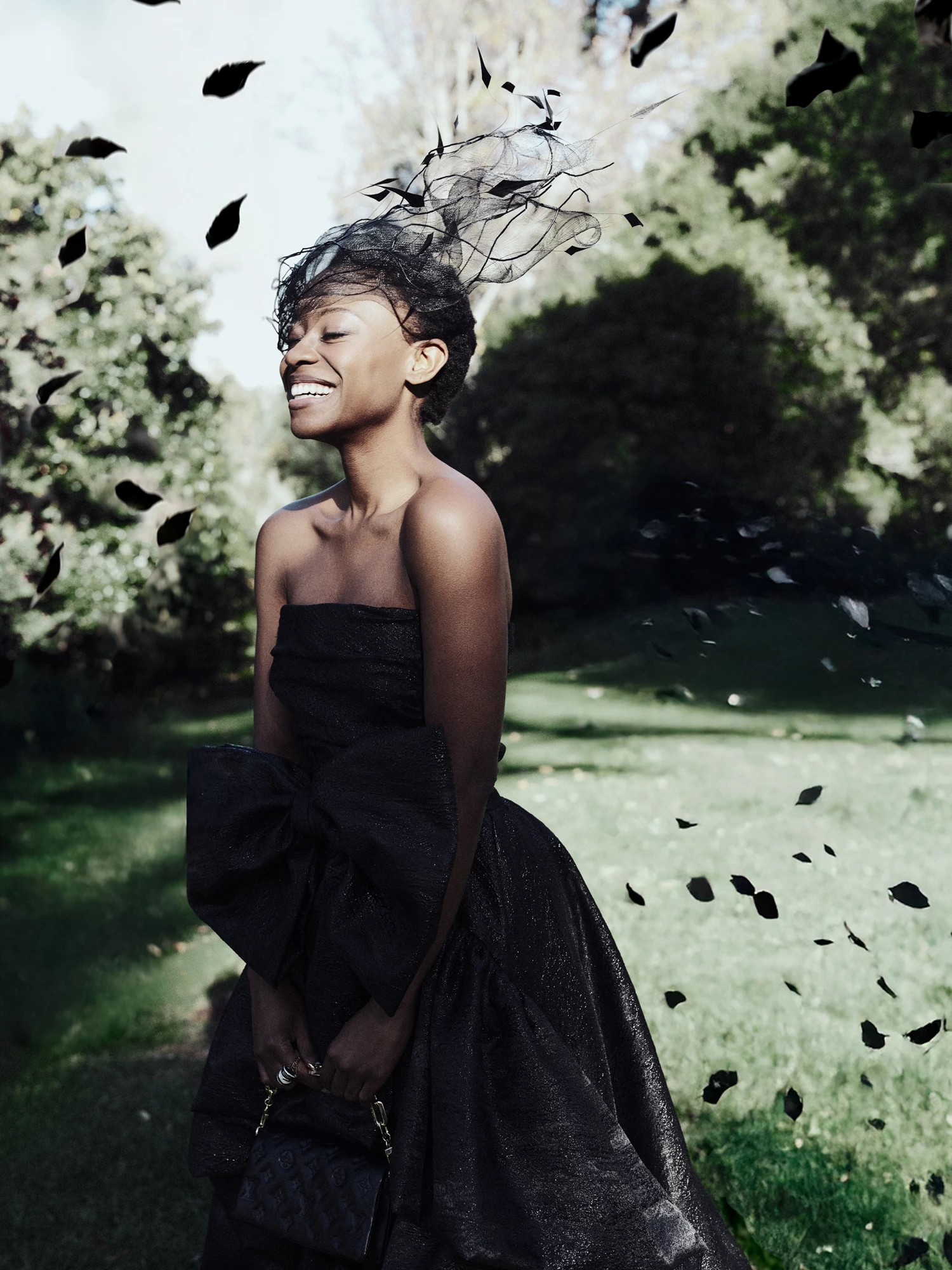 Топ, спідниця — Jacques Lagrange, головний убір — Bettina Thomas, сумка — Louis Vuitton, каблучка — Richard Collection