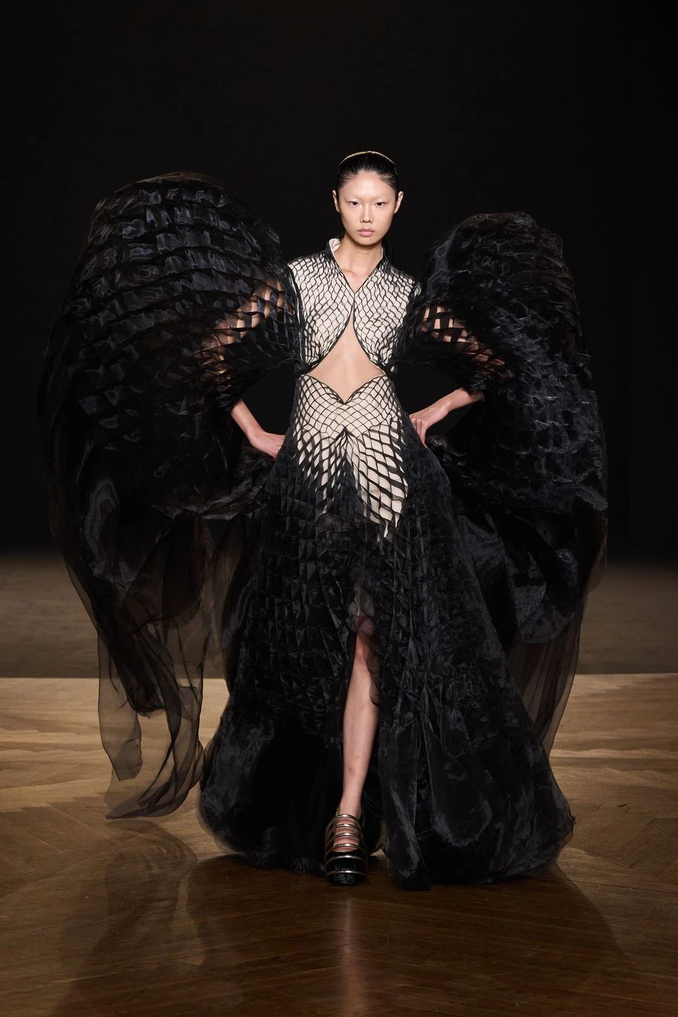 Iris van Herpen Haute Couture осінь-зима 2025/2026 Iris van Herpen Haute Couture осінь-зима 2025/2026
