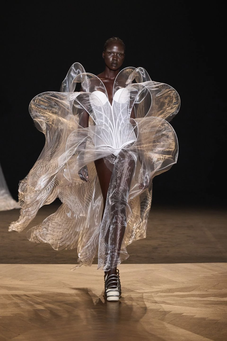 Iris van Herpen Haute Couture осінь-зима 2025/2026 Iris van Herpen Haute Couture осінь-зима 2025/2026