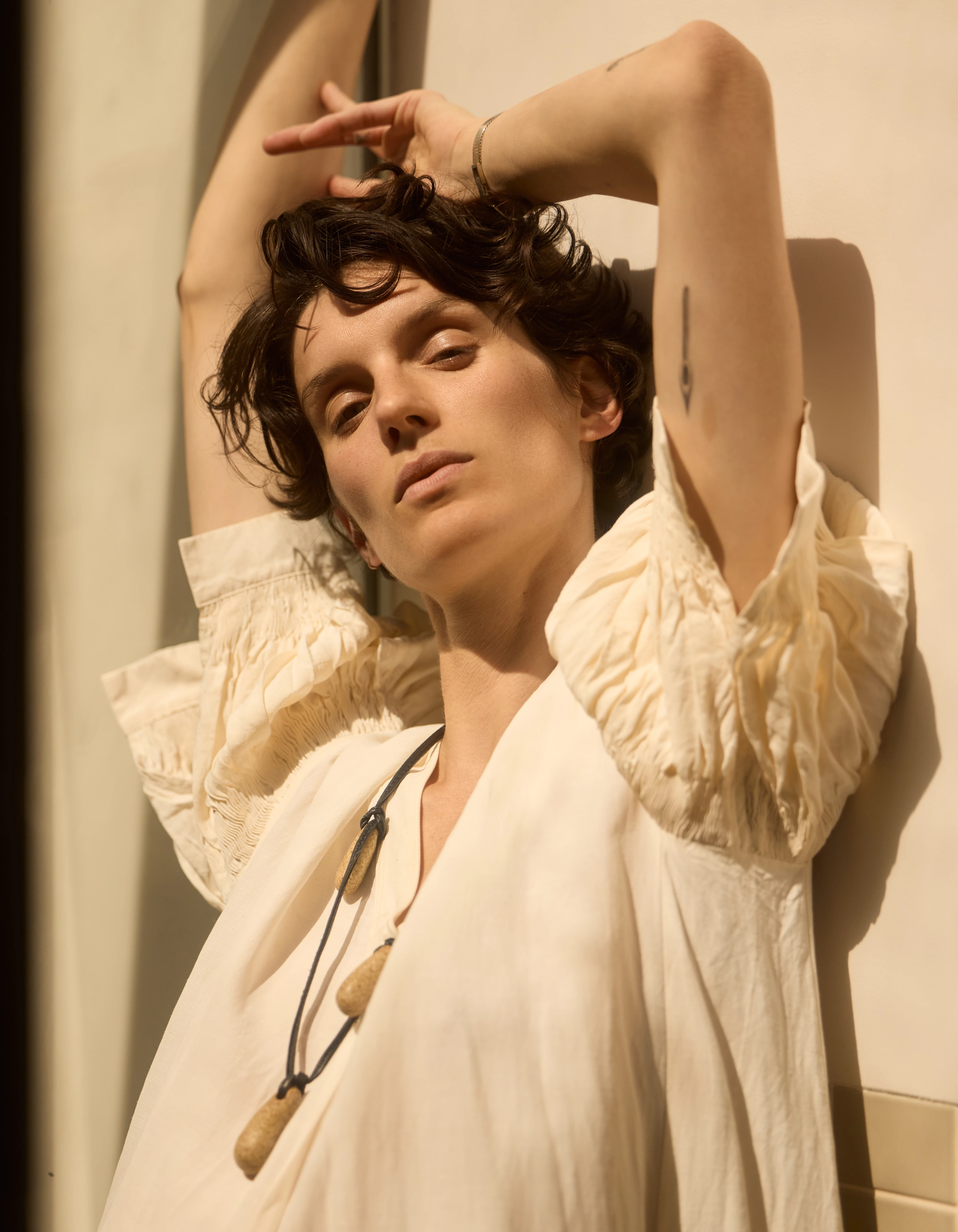 Бавовняна сукня. Jil Sander by Lucie and Luke Meier, підвісок, кераміка, шкіряний шнур, Marte Mei x Charlotte Chesnais