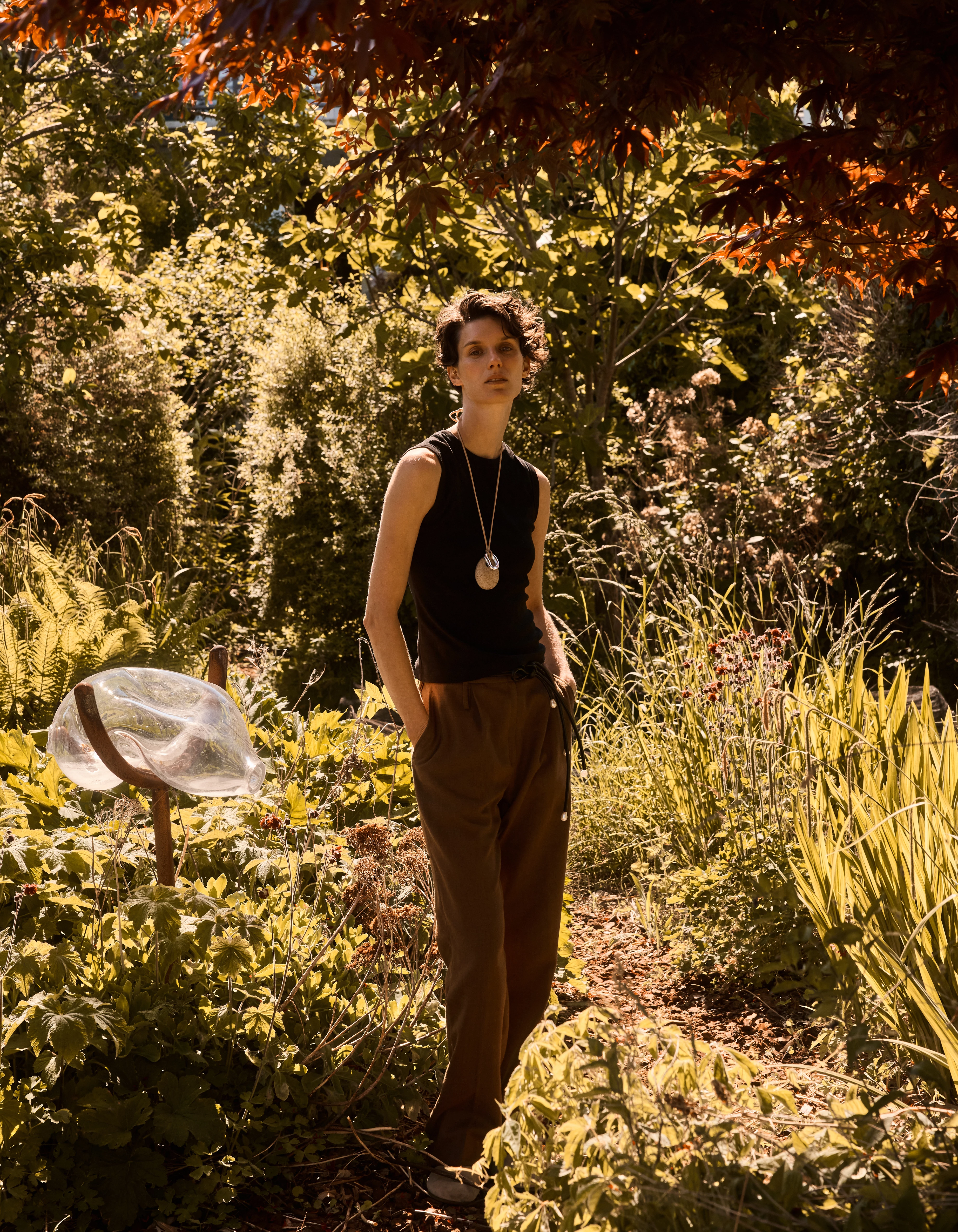 Бавовняний топ, Flore Flore, бавовняні штани, вінтаж (Brut Clothing), підвісок, кераміка, родоване срібло, шкіряний шнур, Marte Mei x Charlotte Chesnais, скульптура Will Water Want, Marte Mei