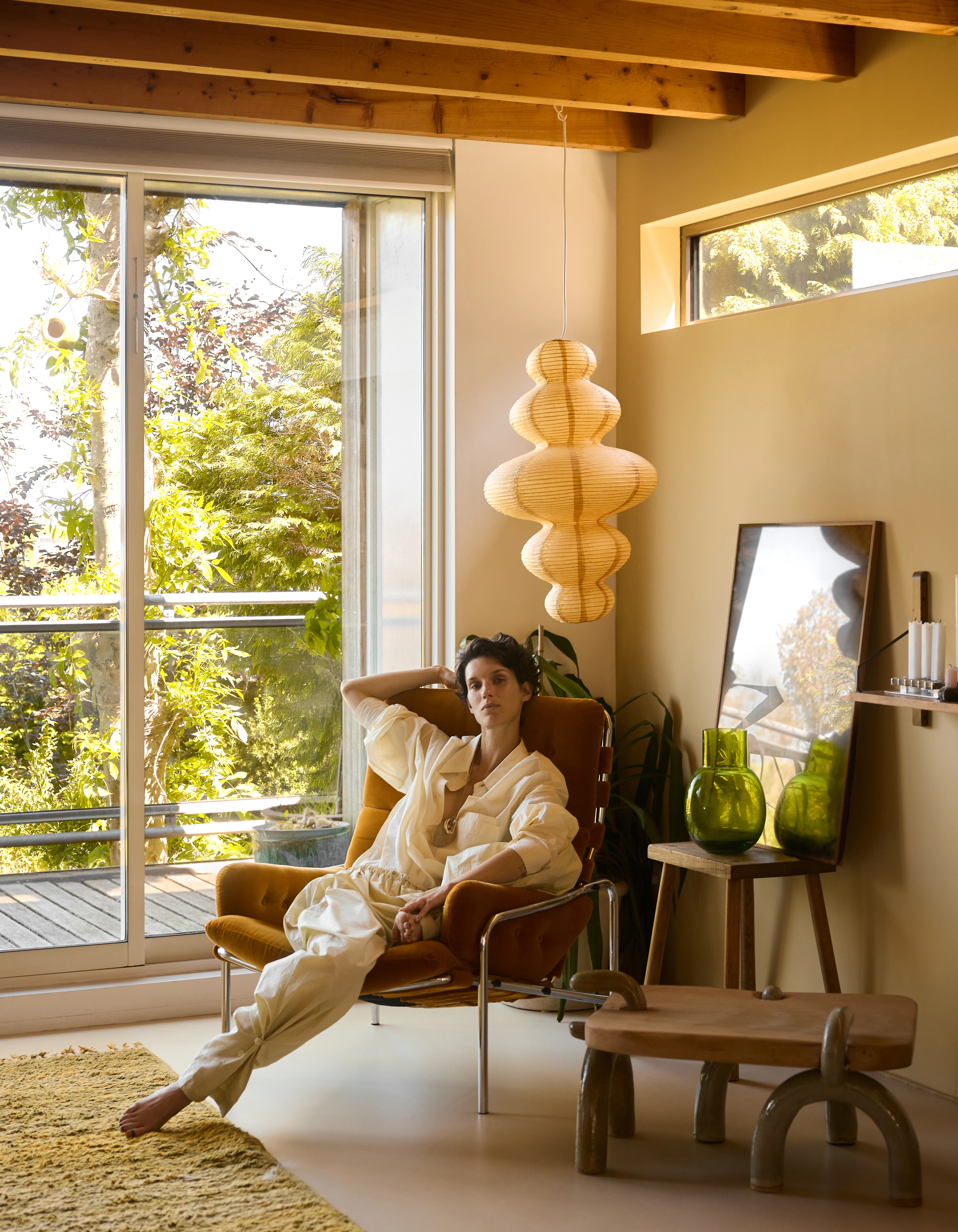 Шовкова блуза, штани з поліестеру, усе – Lemaire, підвісок, скло, родоване срібло, Marte Mei x Charlotte Chesnais