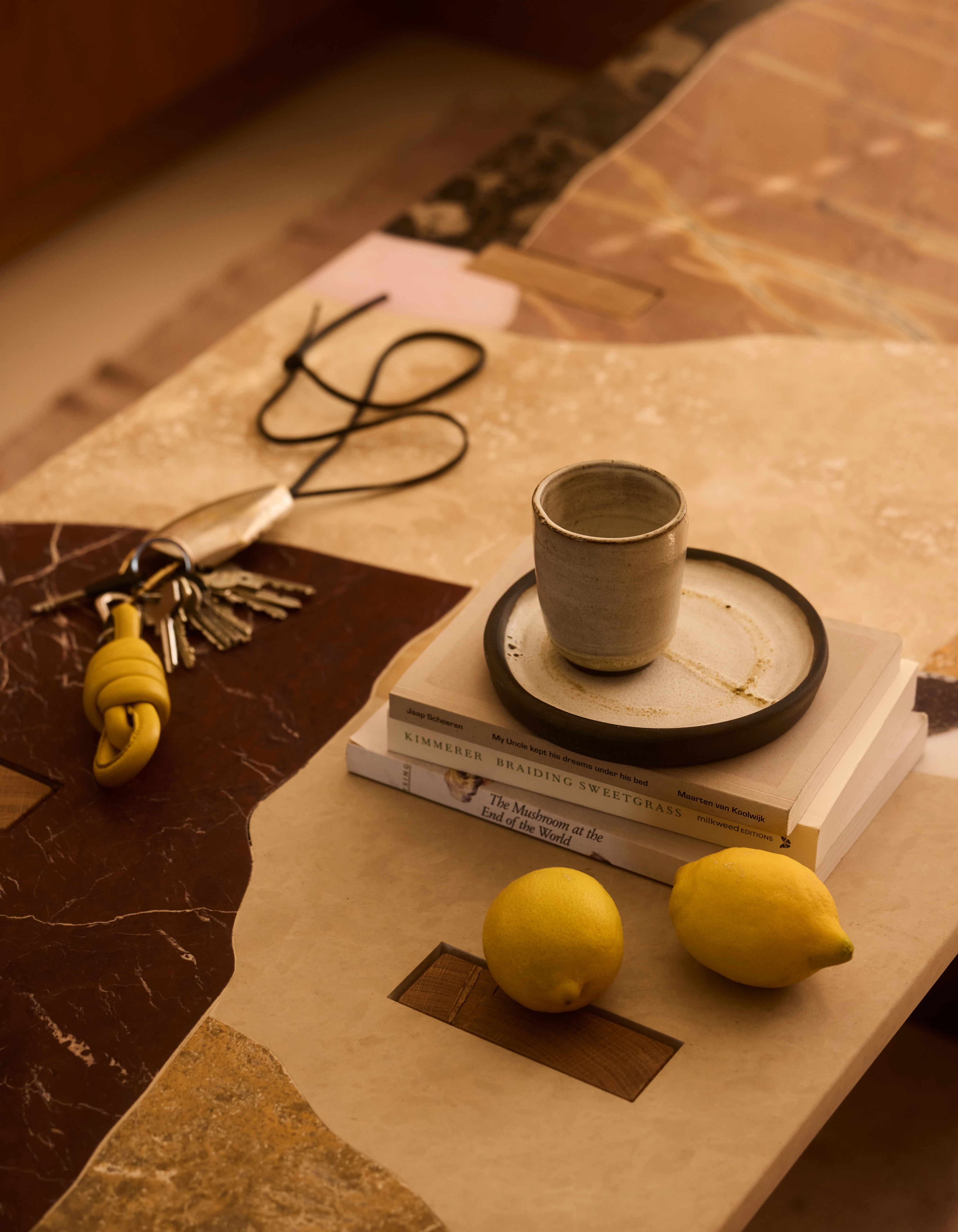 Стіл Off-Cut Puzzle, SolidNature x Marte Mei, шкіряний брелок, Loewe, брелок, латунь, позолота, шкіра, Charlotte Chesnais, керамічні тарілка та чашка, усе – Marte Mei