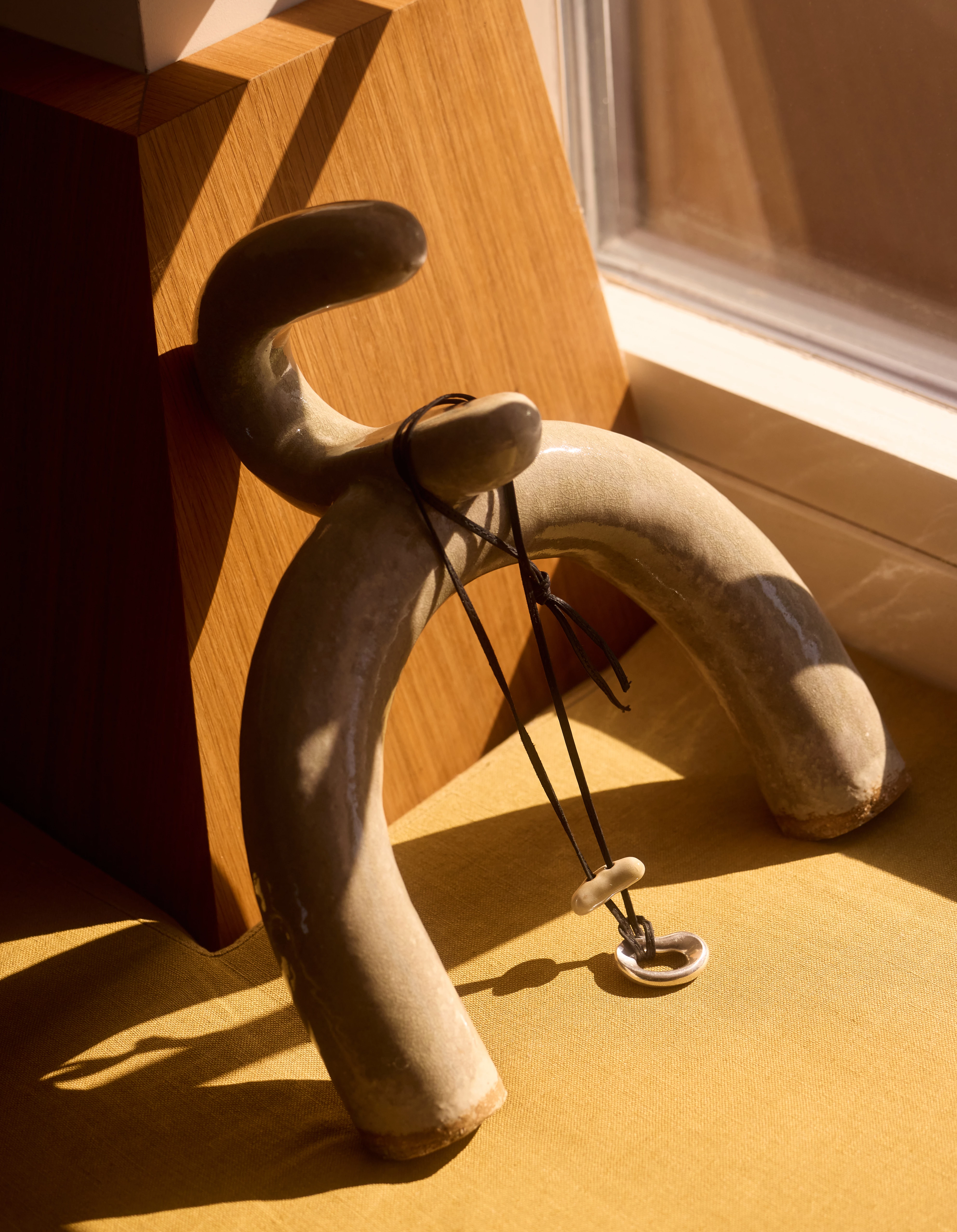 Скульптура, Marte Mei, підвісок, кераміка, родоване срібло, шкіряний шнур, Marte Mei x Charlotte Chesnais