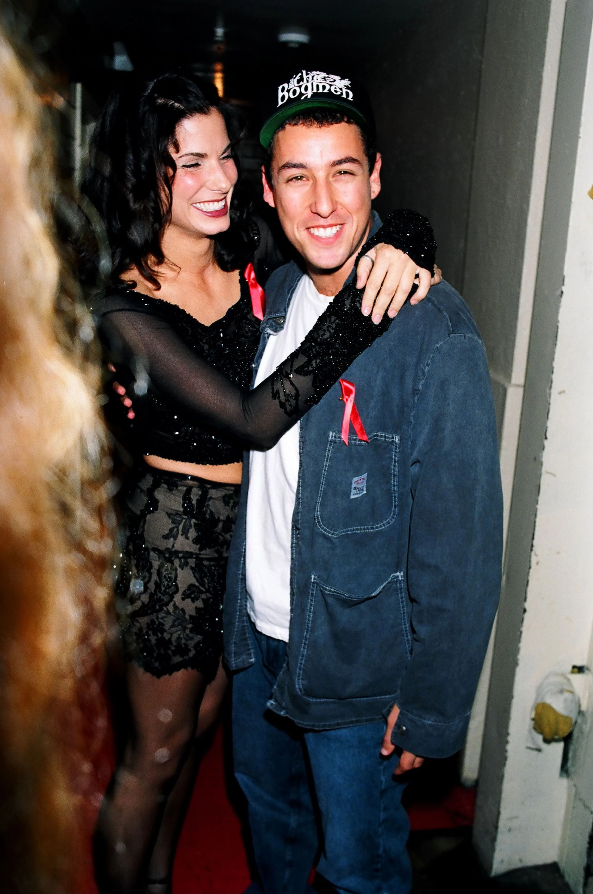 Сандра Буллок з Адамом Сендлером за лаштунками премії MTV Video Music Awards, 1994