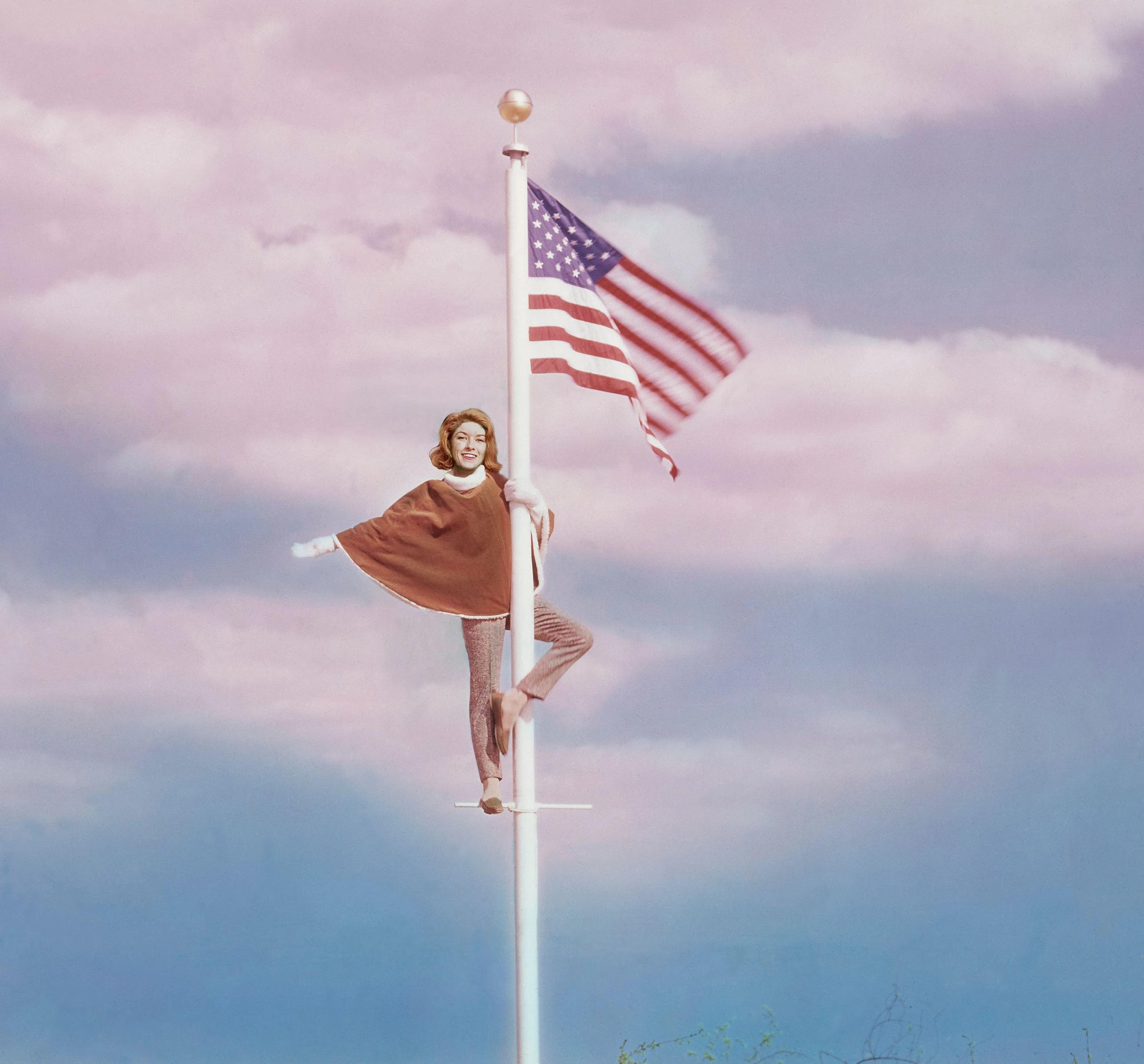 Марта Стюарт позує з американським прапором для серпневого номера Glamour у 1961 році.
Photo: Milton Greene Марта Стюарт позує з американським прапором для серпневого номера Glamour у 1961 році.
Photo: Milton Greene