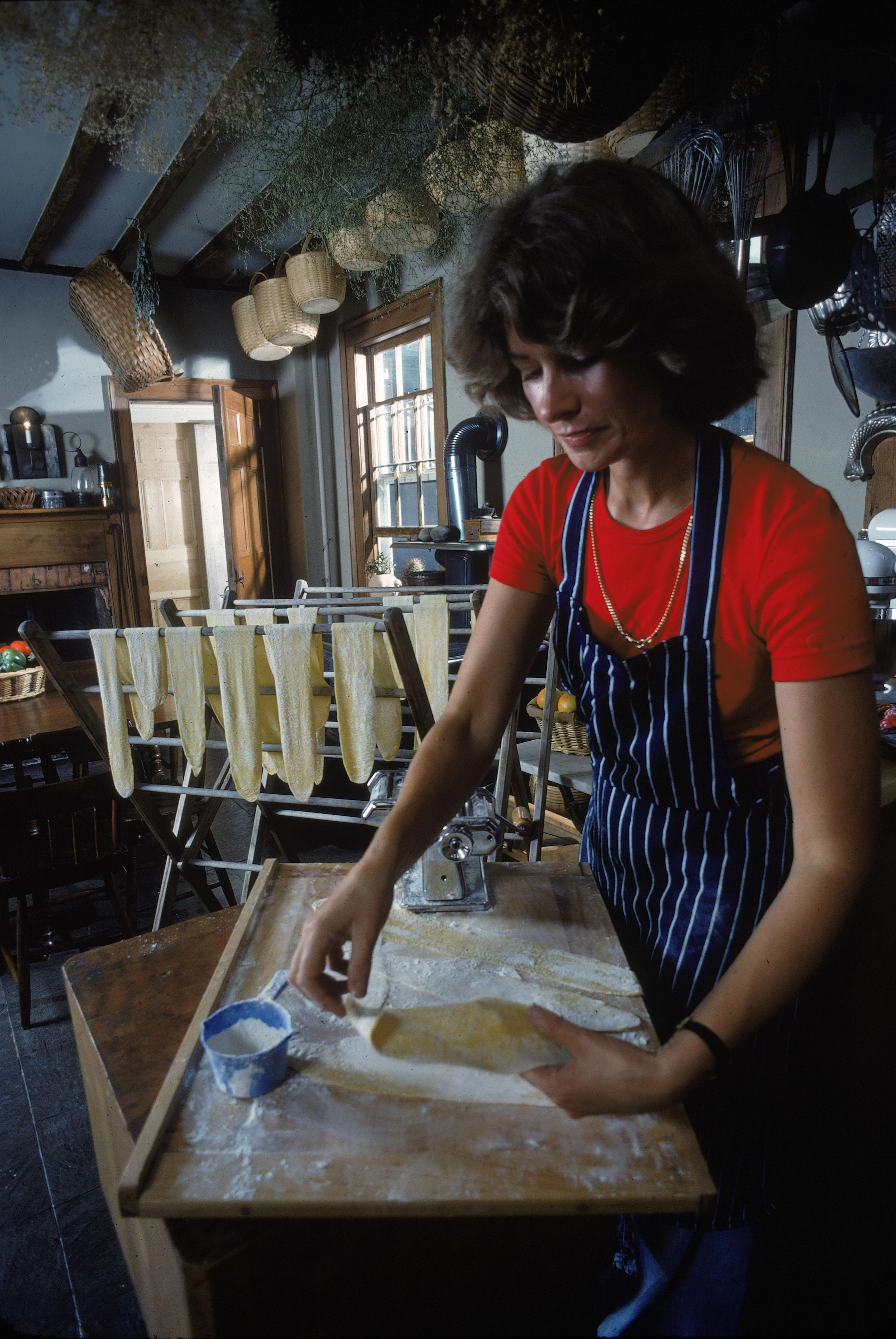 Марта Стюарт місить тісто на кухні у власному будинку, 1976 рік. Photo: Susan Wood Марта Стюарт місить тісто на кухні у власному будинку, 1976 рік. Photo: Susan Wood
