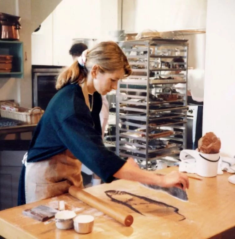 Близько 1980 року Марта проводить одне зі своїх перших кулінарних семінарів у професійній кухні власного будинку у Вестпорті, штат Коннектикут. Близько 1980 року Марта проводить одне зі своїх перших кулінарних семінарів у професійній кухні власного будинку у Вестпорті, штат Коннектикут.