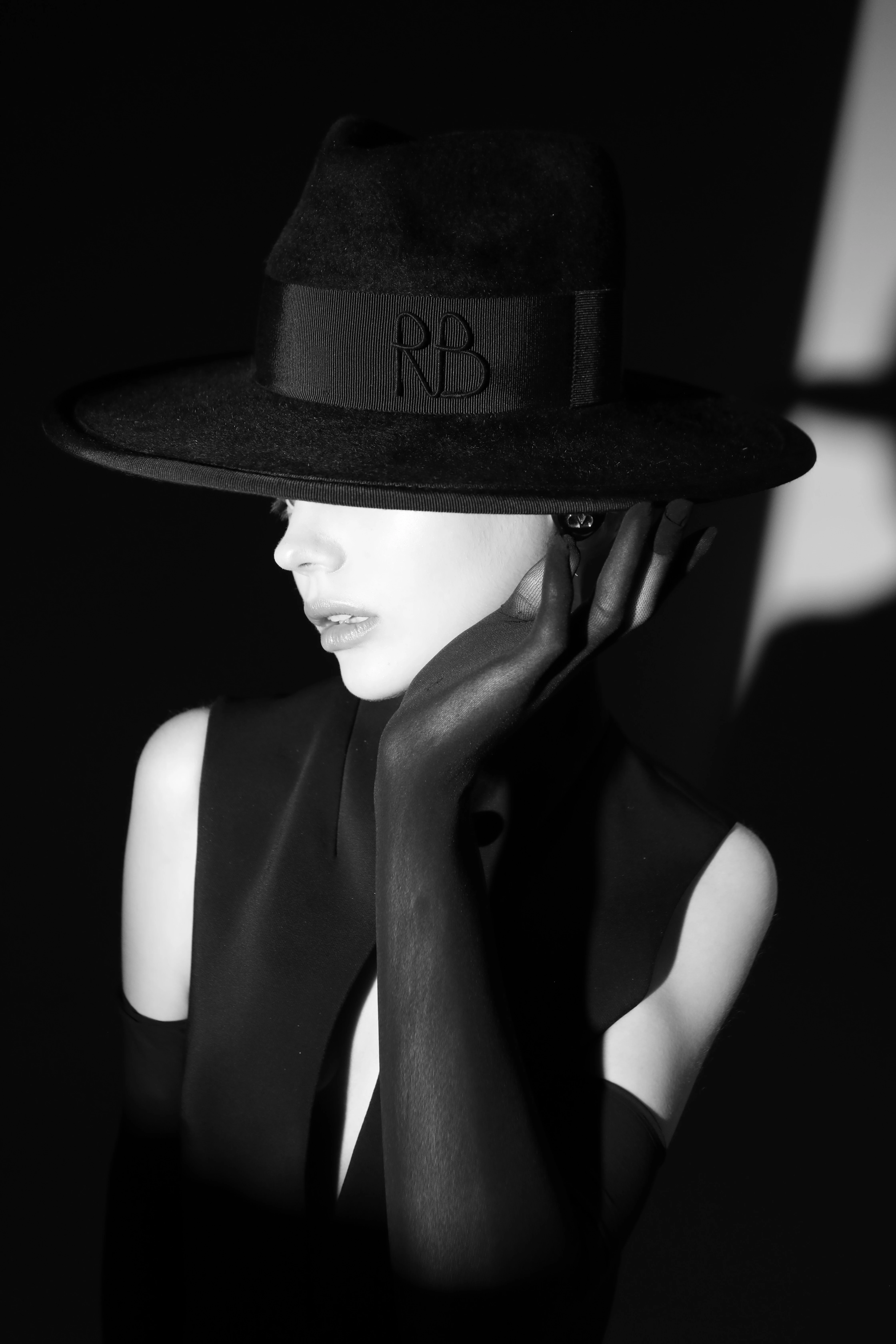 Боді Mugler та прикраси Valentino (все – Symbol) та капелюх RUSLAN BAGINSKIY