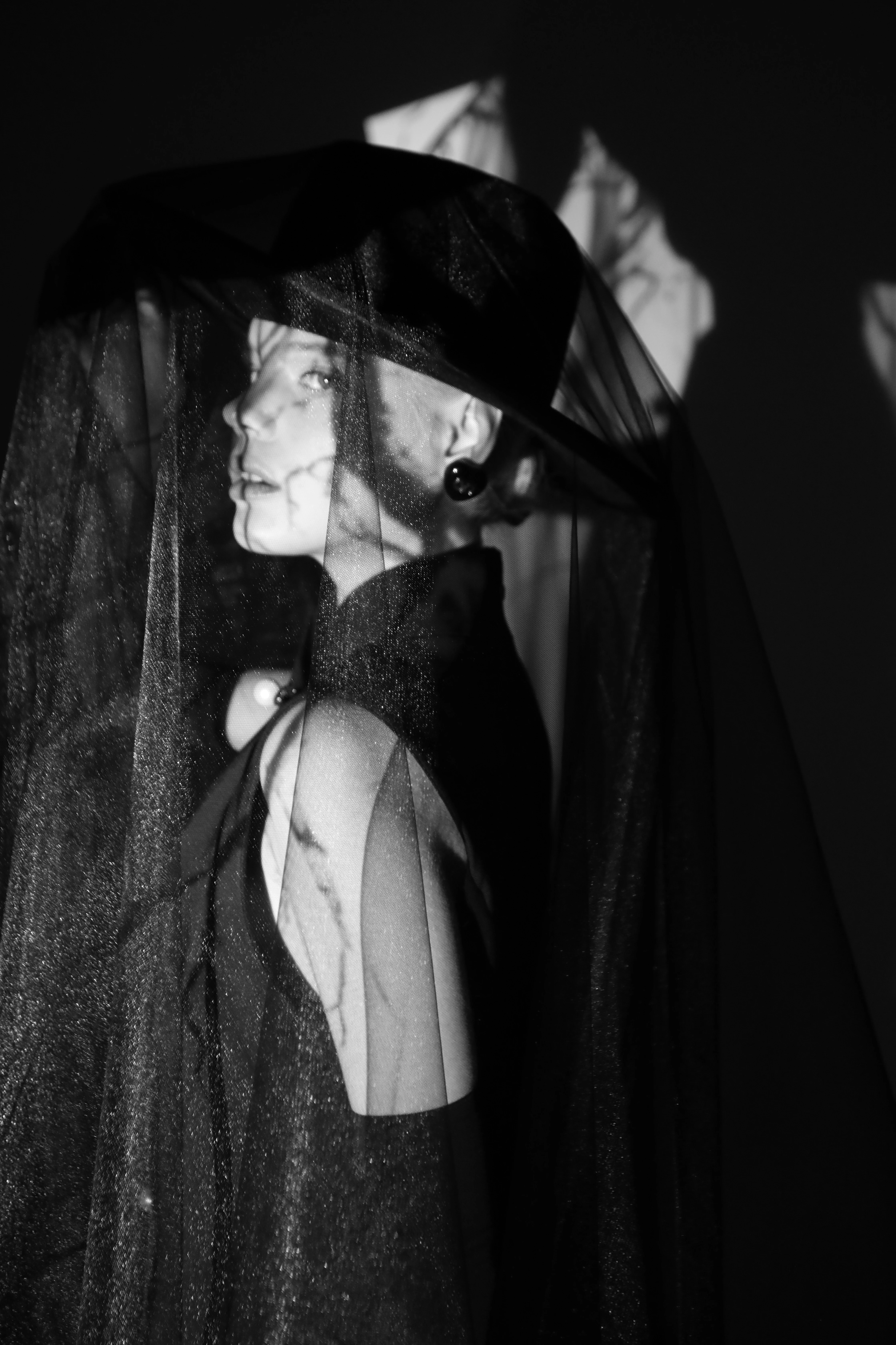 Боді Mugler та прикраси Valentino (все – Symbol) та капелюх RUSLAN BAGINSKIY