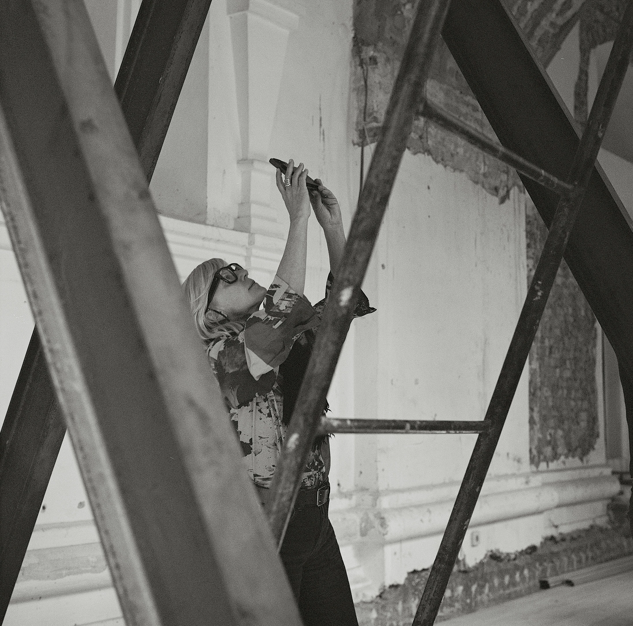 Марта Кузьма під час інсталяції Янніса Кунелліса. Фото: Кат Олешко Марта Кузьма під час інсталяції Янніса Кунелліса. Фото: Кат Олешко