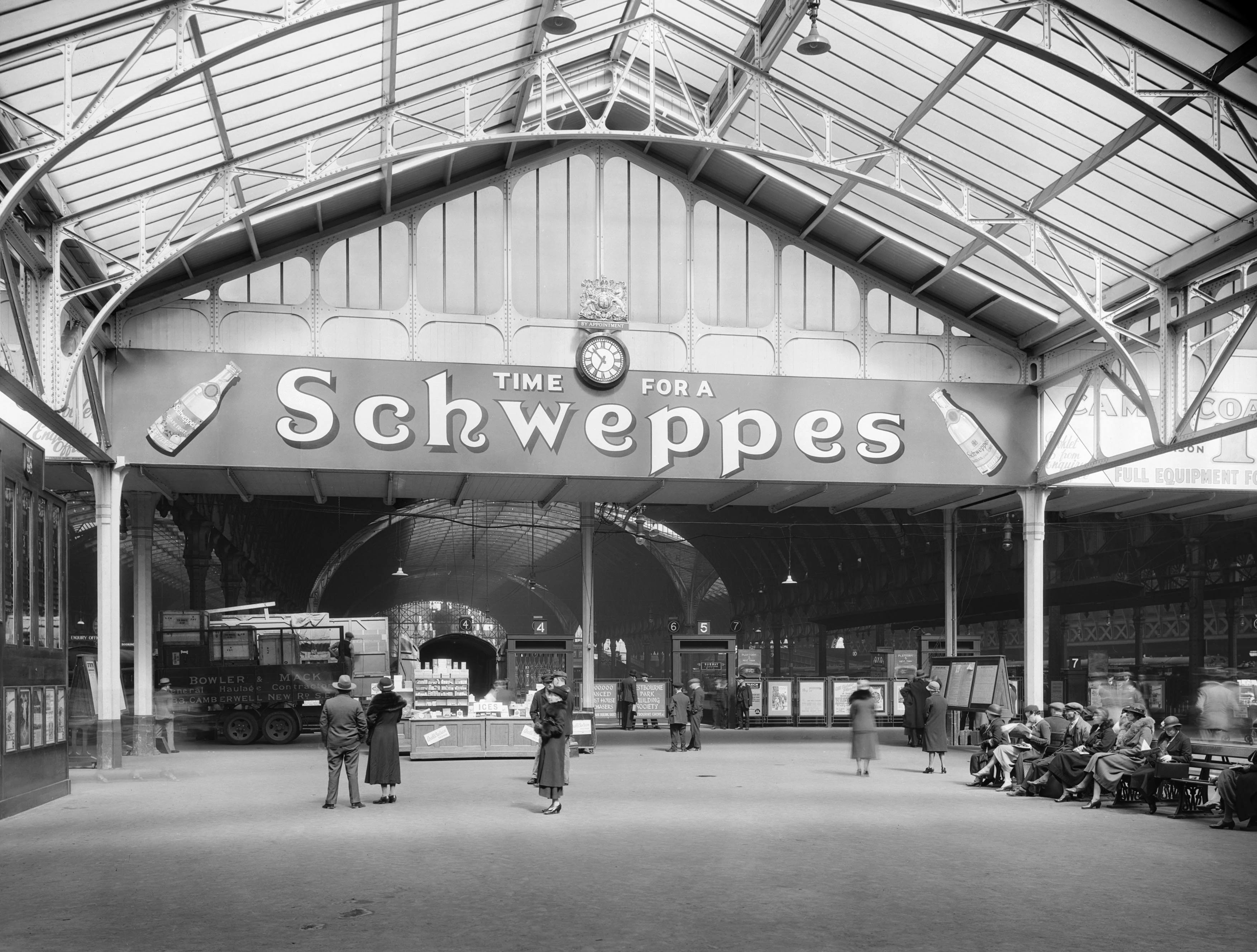 Реклама Schweppes на станції Паддінгтон в Лондоні, 1934 рік. Photo: Getty Images