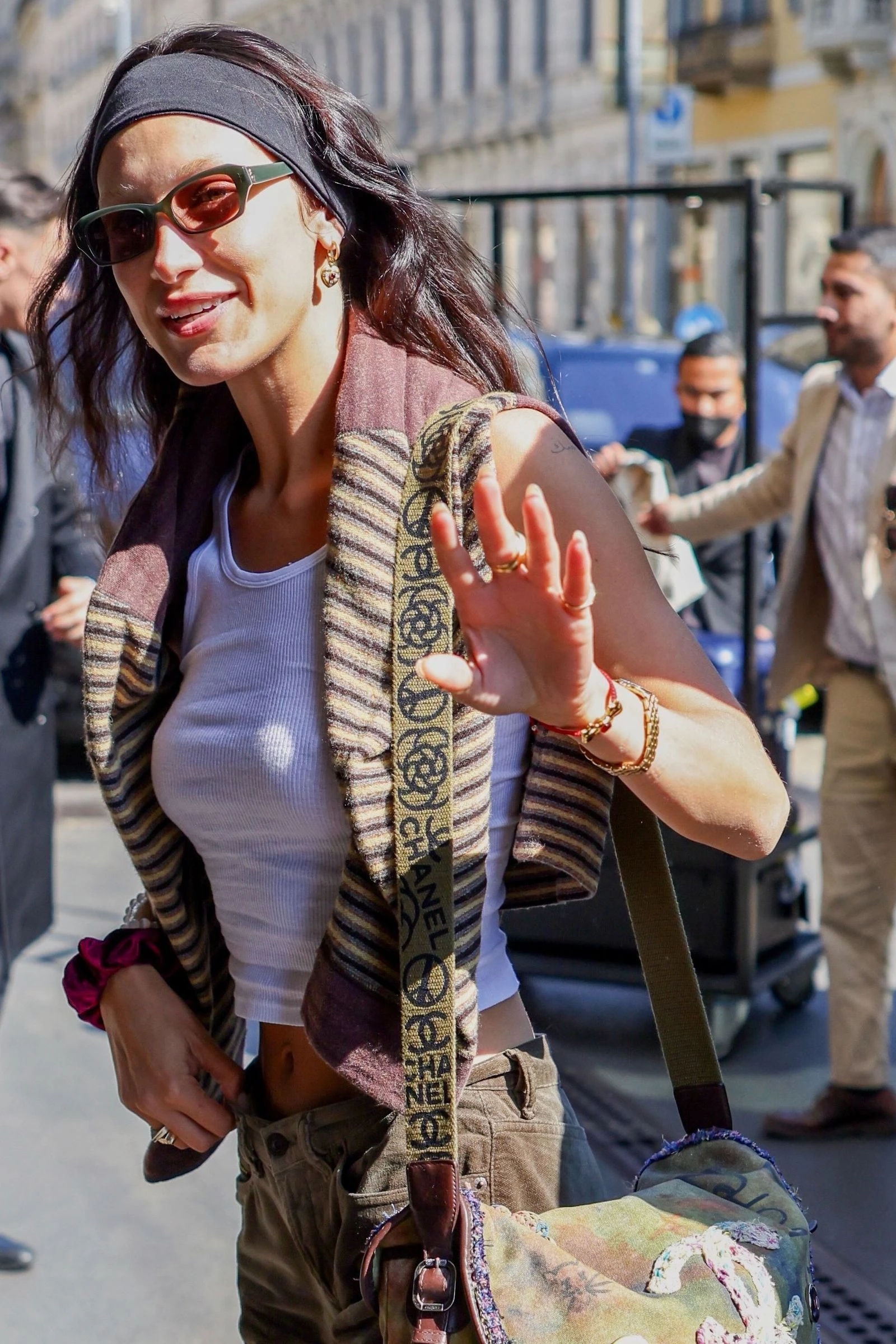 Белла Гадід із сумкою-"поштаркою" Chanel Белла Гадід із сумкою-"поштаркою" Chanel