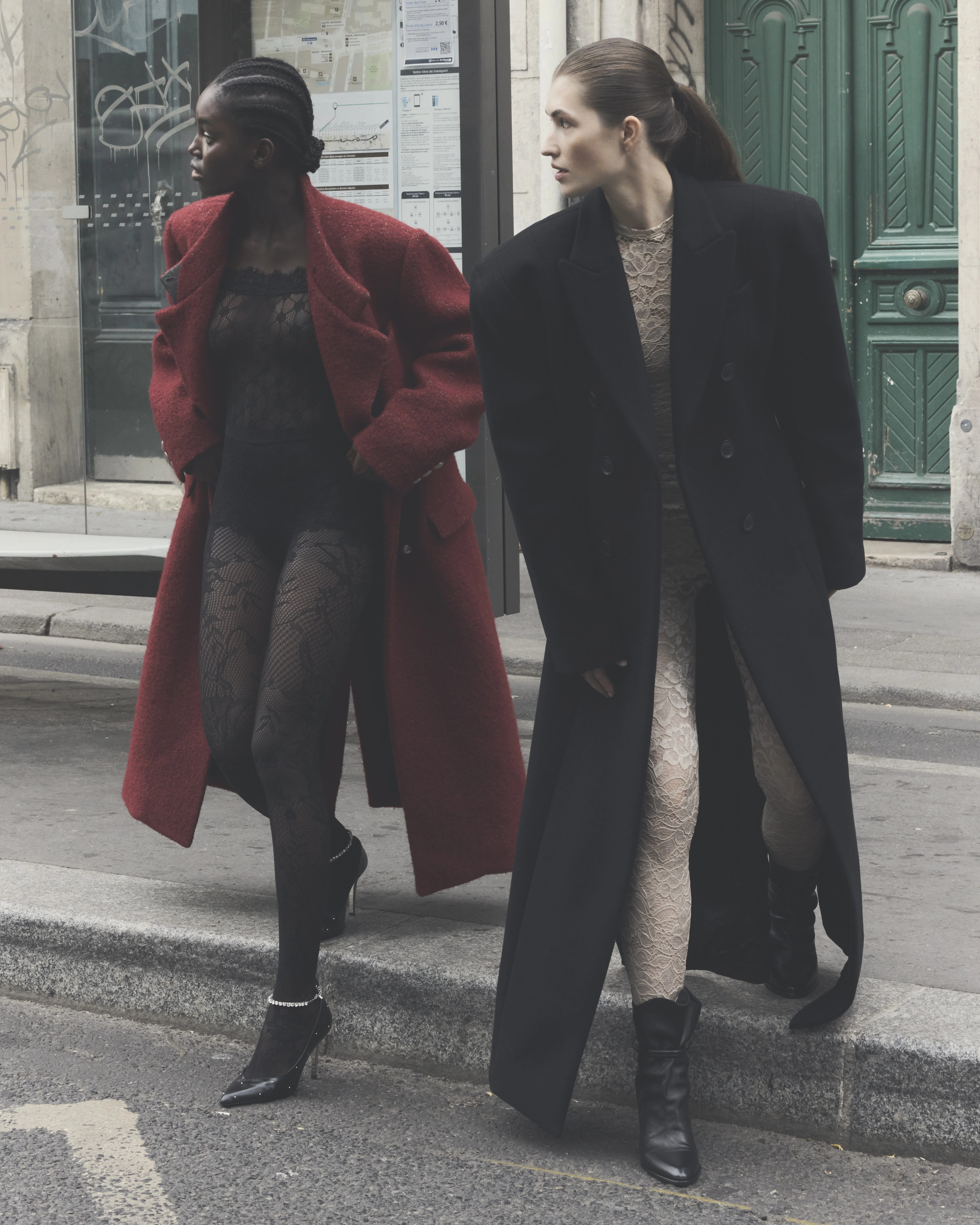 Ліворуч: весь лук Isabel Marant. Праворуч: пальто LGN Louis Gabriel Nouchi, кетсьют XULY.Bët, взуття Isabel Marant