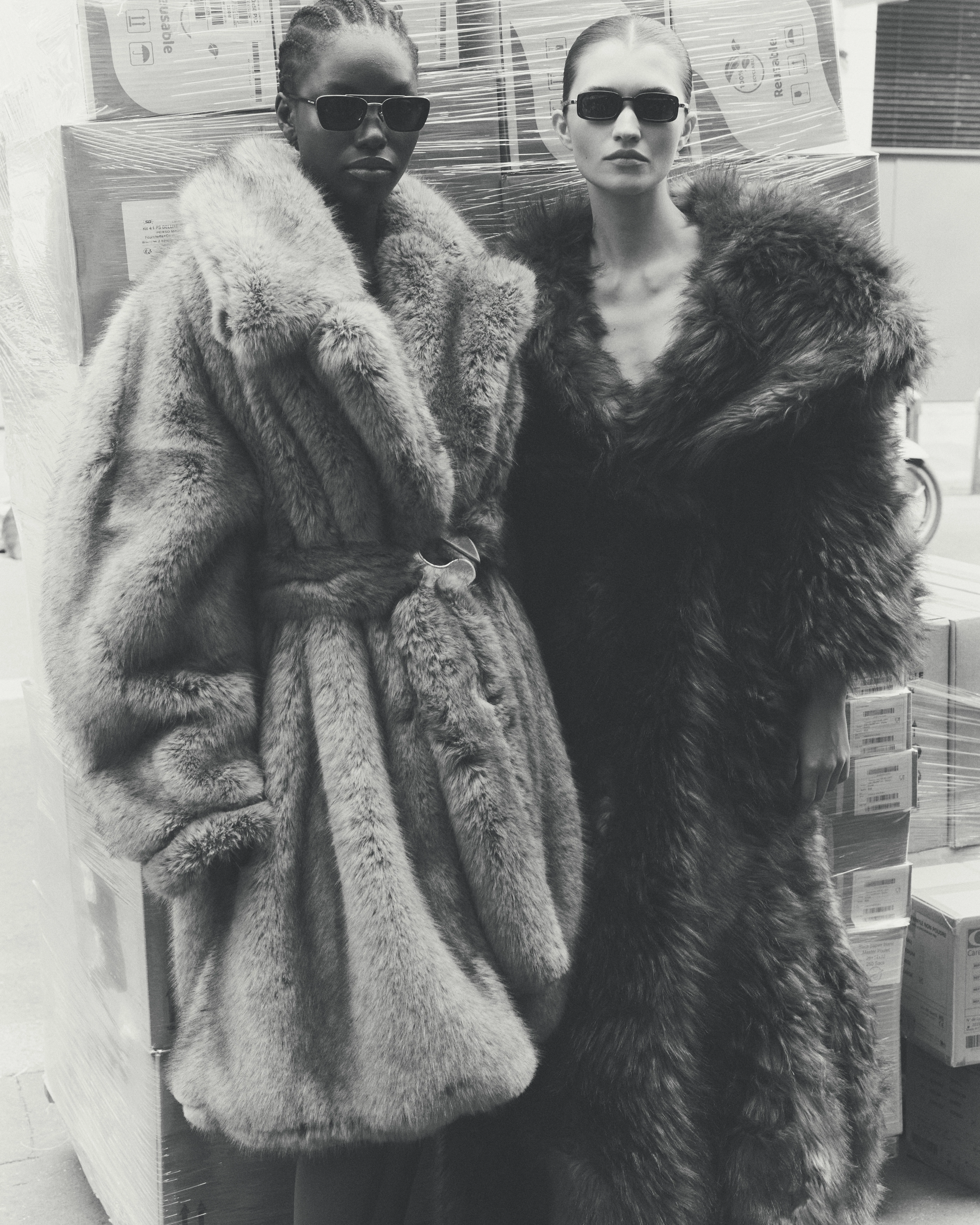 Ліворуч: пальто Coperni, окуляри Saint Laurent by Anthony Vaccarello Праворуч: пальто Yaspis, окуляри Guccі