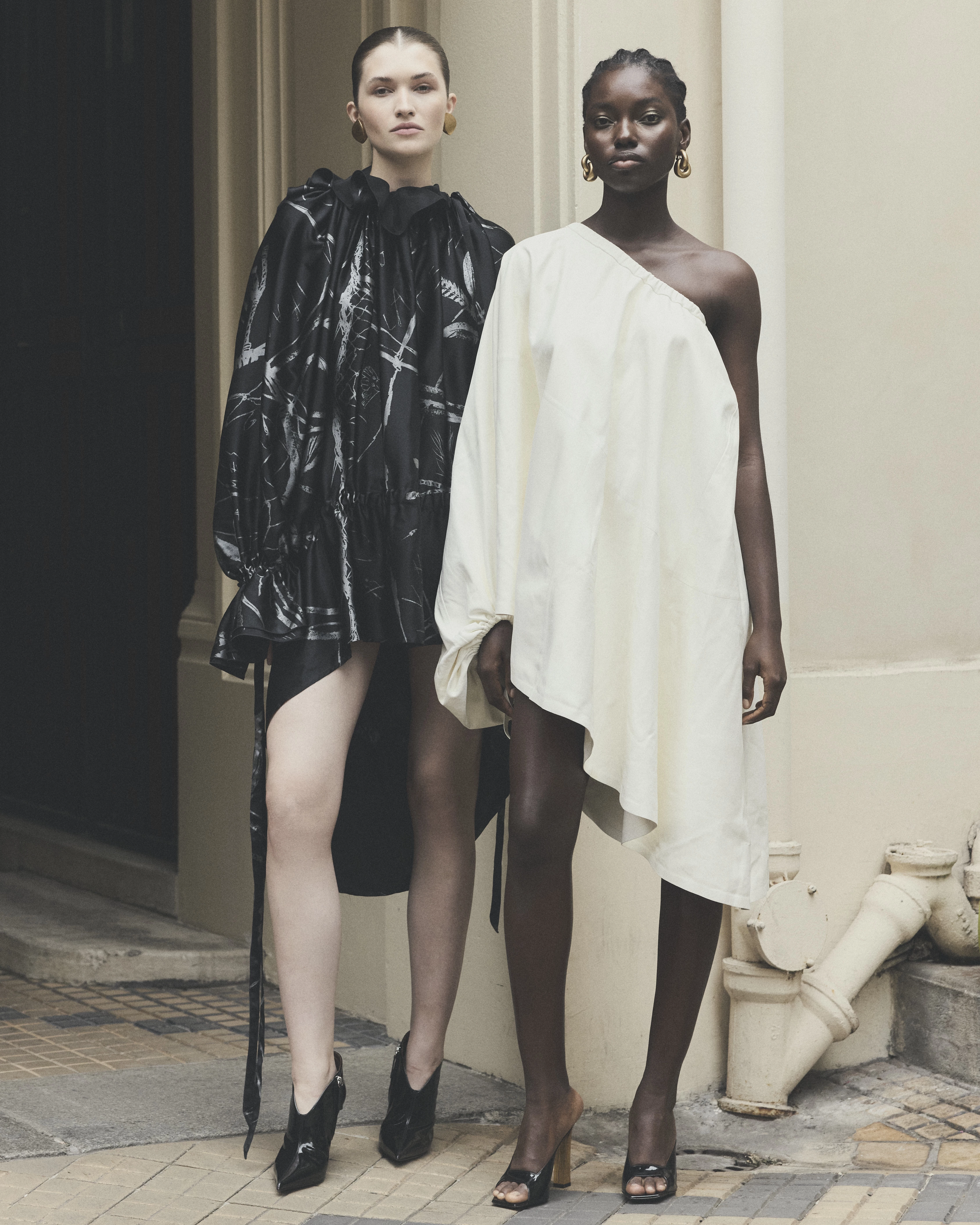 Ліворуч: сукня Ann Demeulemeester, взуття Giuseppe Zanotti, сережки Monies Праворуч: сукня Gabriela Hearst, взуття Giuseppe Zanotti, сережки Monies