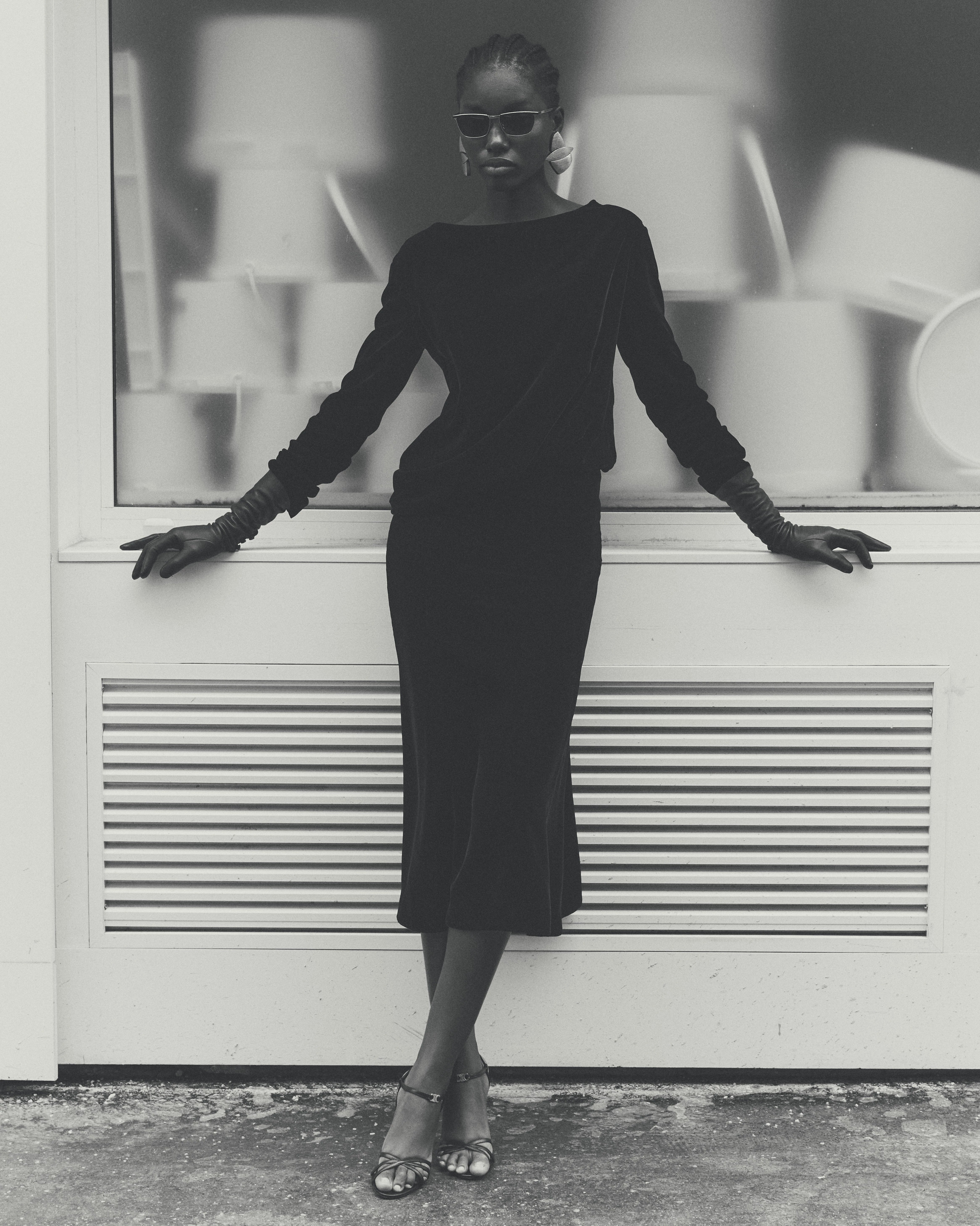 Костюм Celine, окуляри Saint Laurent by Anthony Vaccarello, сережки Monies