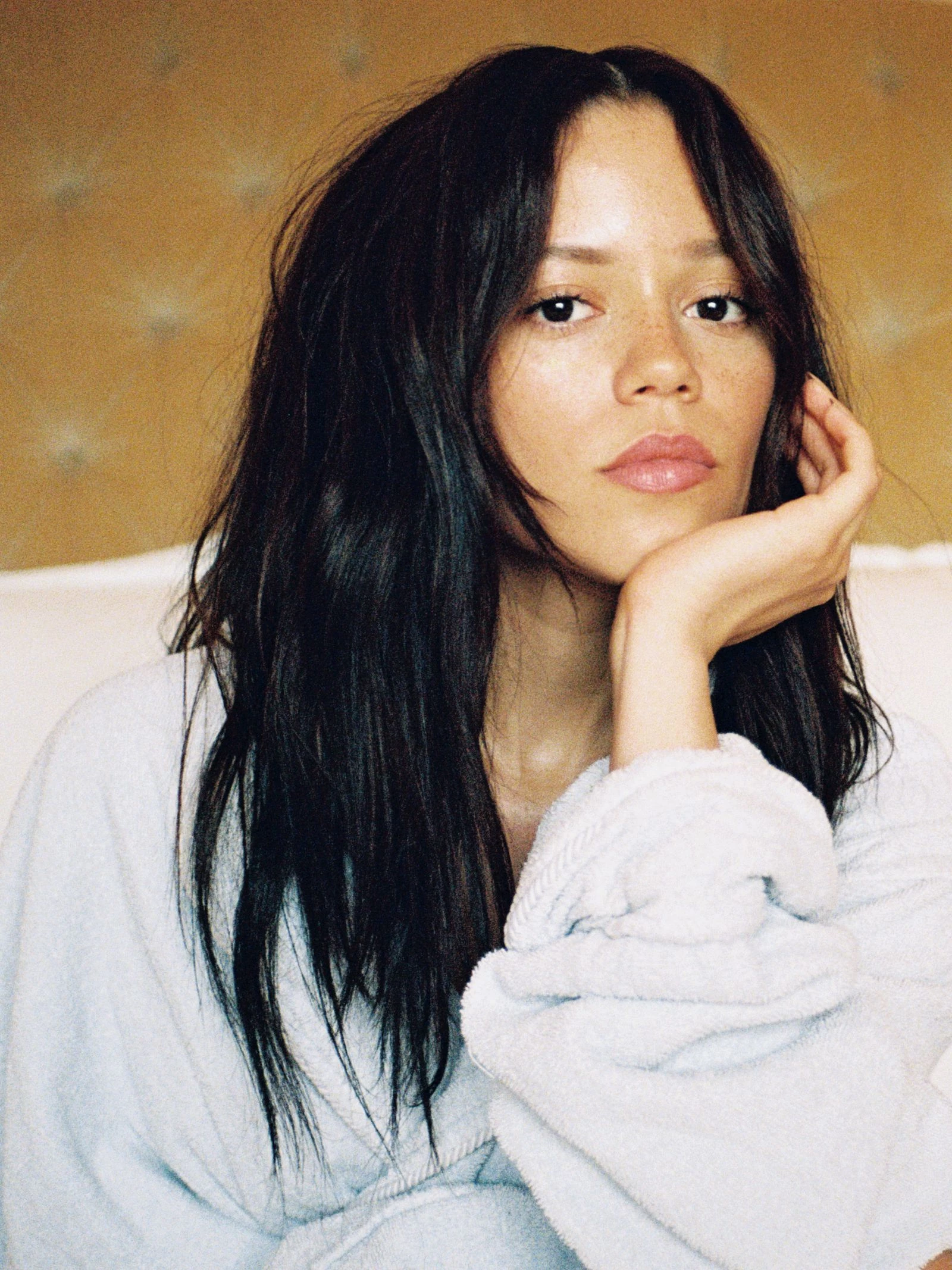 Ранкова зірка. Ортеґа вдягнена в готельний халат і має лише краплину Rouge Dior On Stage у відтінку 120 на губах.
Світлина: Данієль Лоуден