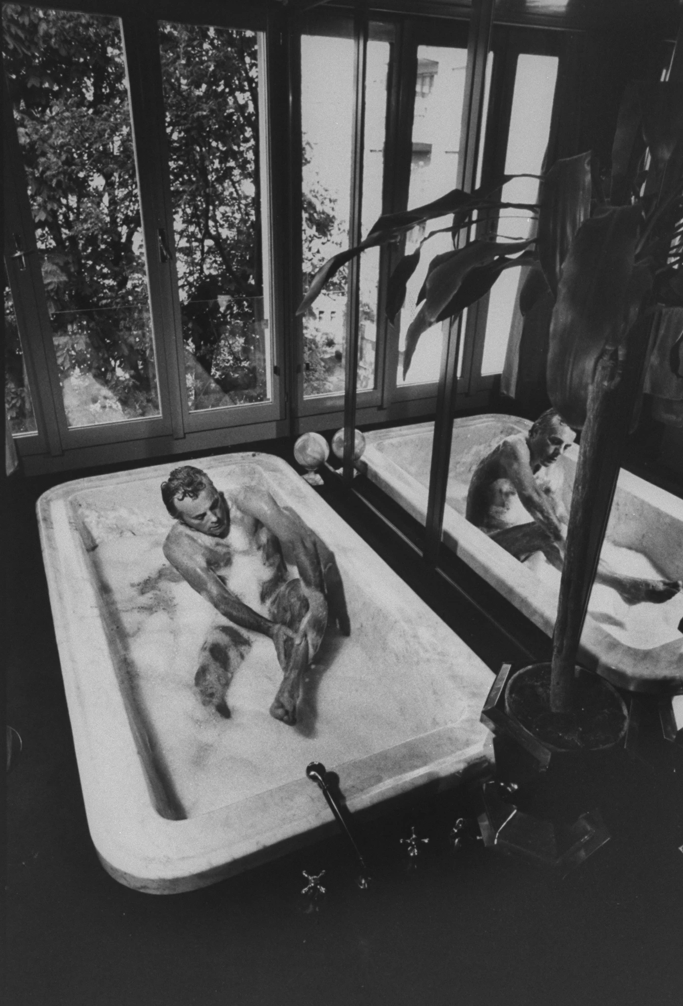 Джорджо Армані у своїй мармуровій ванній кімнаті вдома — дизайнер розслабляється у ванні з піною поруч із дзеркальною стіною, 1979 рік