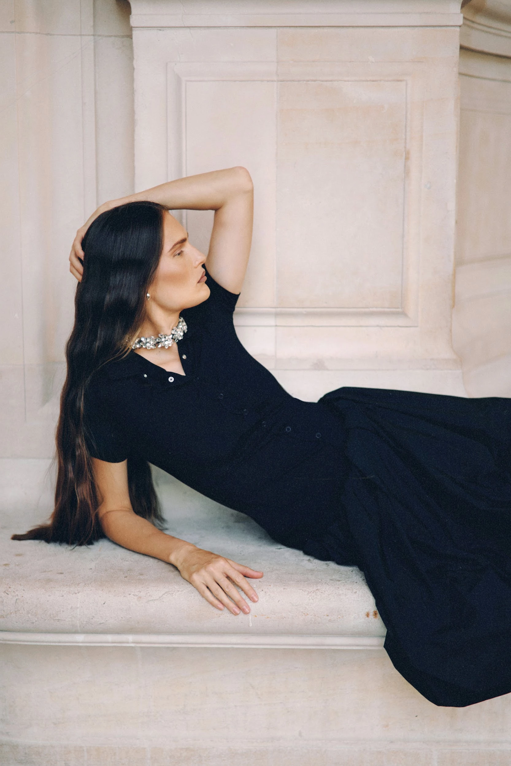 Прикраса N21, топ та спідниця BEVZA, взуття — вінтаж, шкарпетки Calzedonia