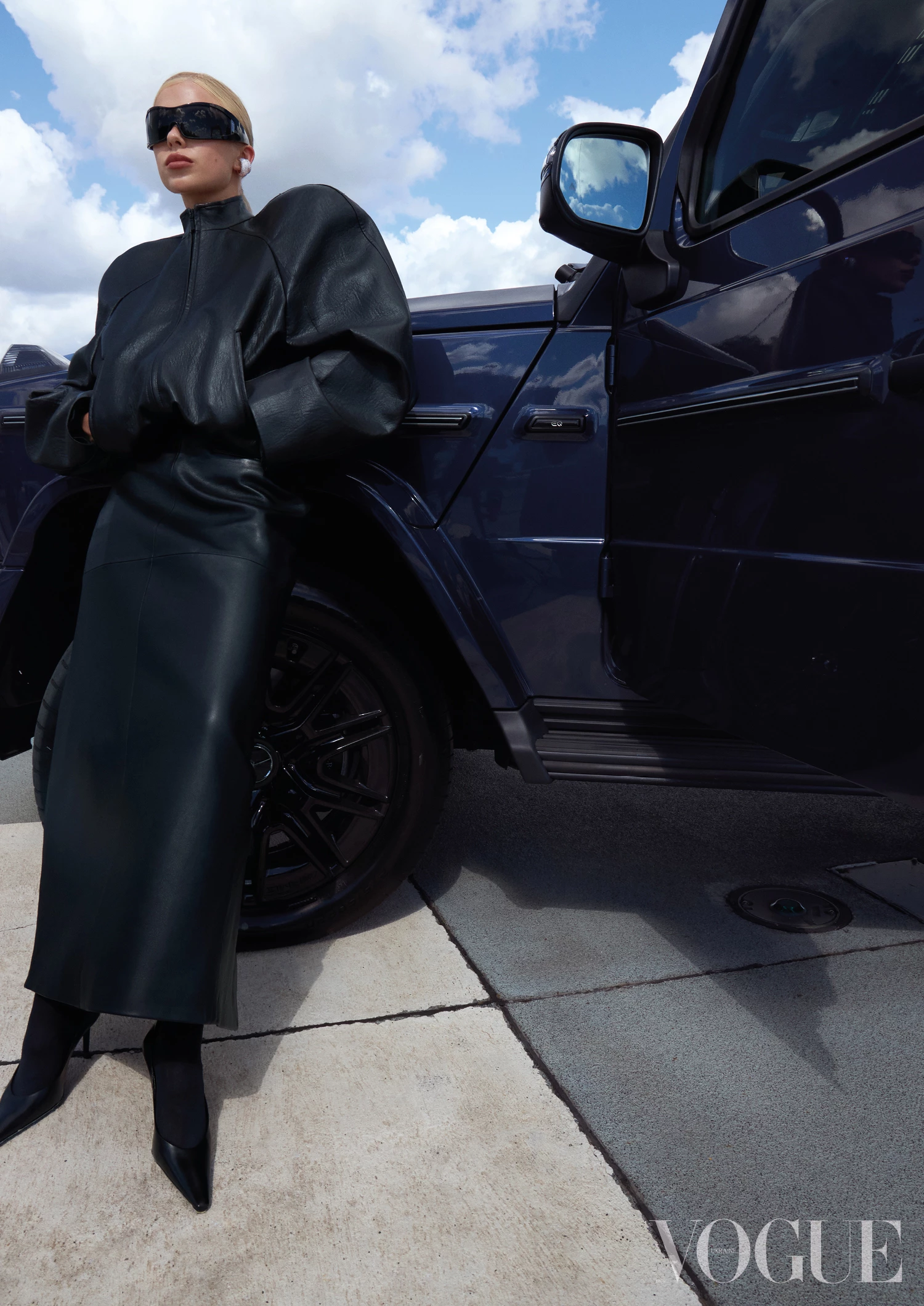 Бомбер Hladysh, cпідниця KULAKOVSKY, кафи Nomis, туфлі Saint Laurent (kameron.ua), окуляри Exte