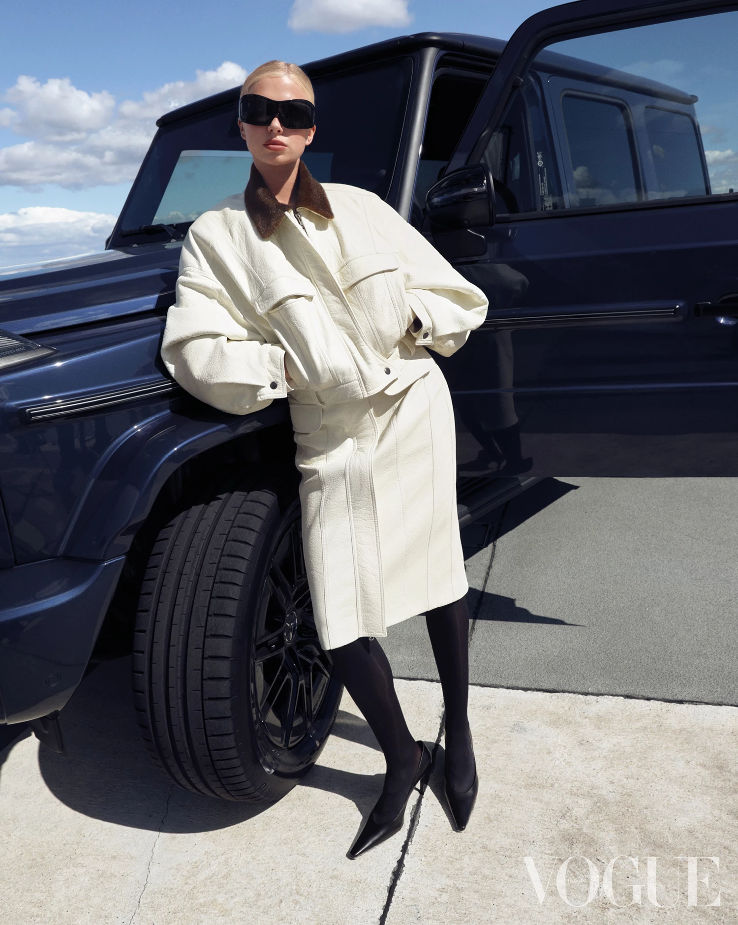 Бомбер та спідниця GUDU, кафи Nomis, взуття Saint Laurent (kameron.ua) та окуляри GF Ferré