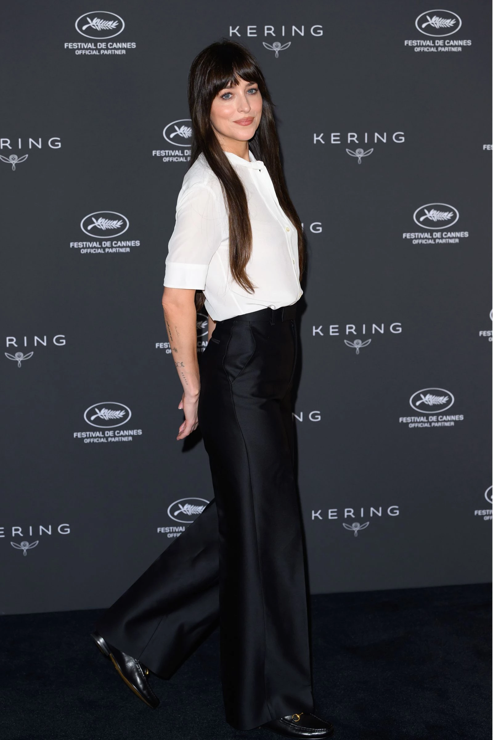 Дакота Джонсон в лоферах Gucci