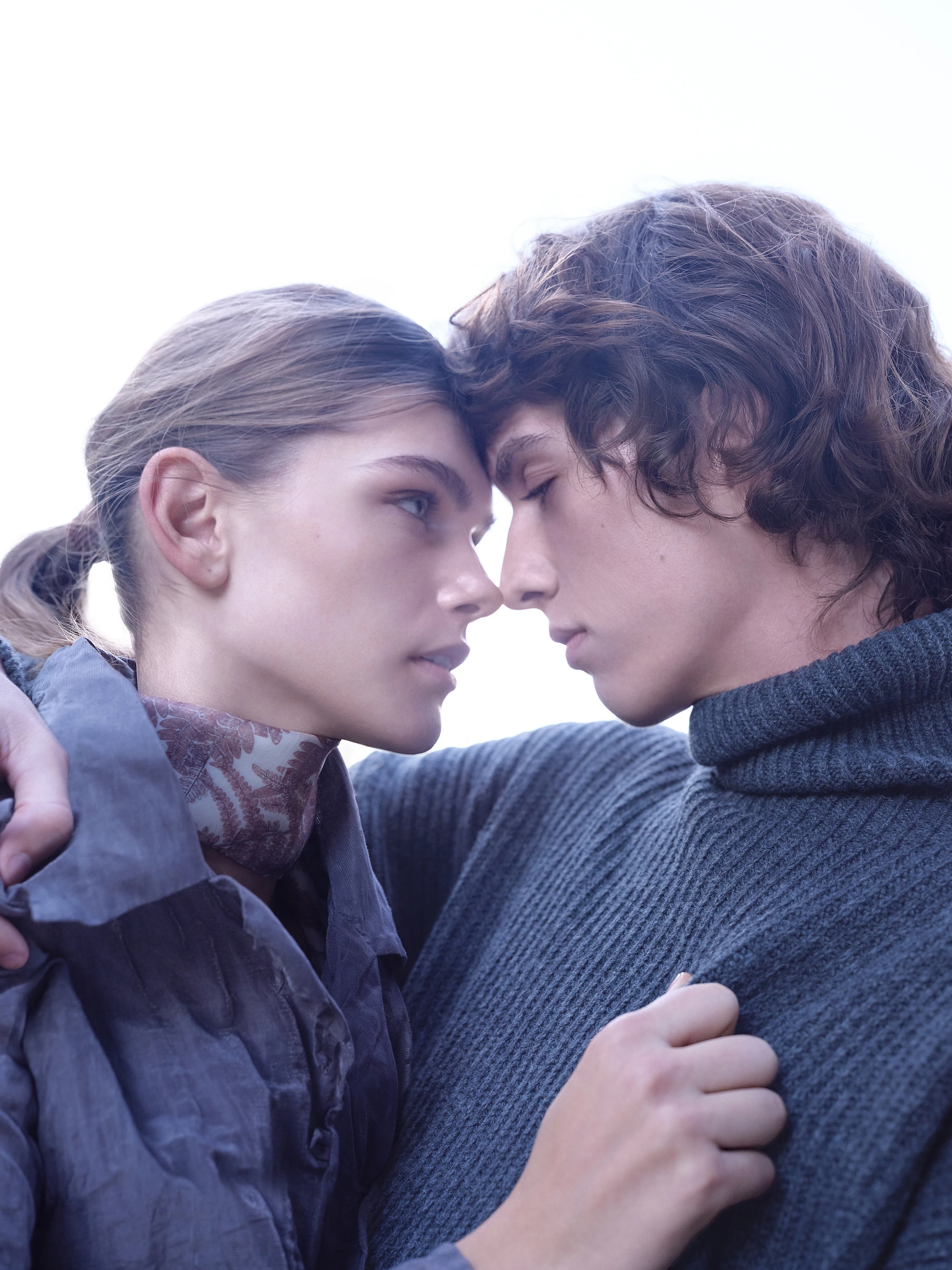 КАРОЛІНА РОССОШАНСЬКА (20) та МАКСИМ ВОЛОШИН (20). На Кароліні: блуза
з поліестеру, архів Our Legacy (The Rotten Bloom). На Максі: вовняний светр Les Deux (tsum.ua)