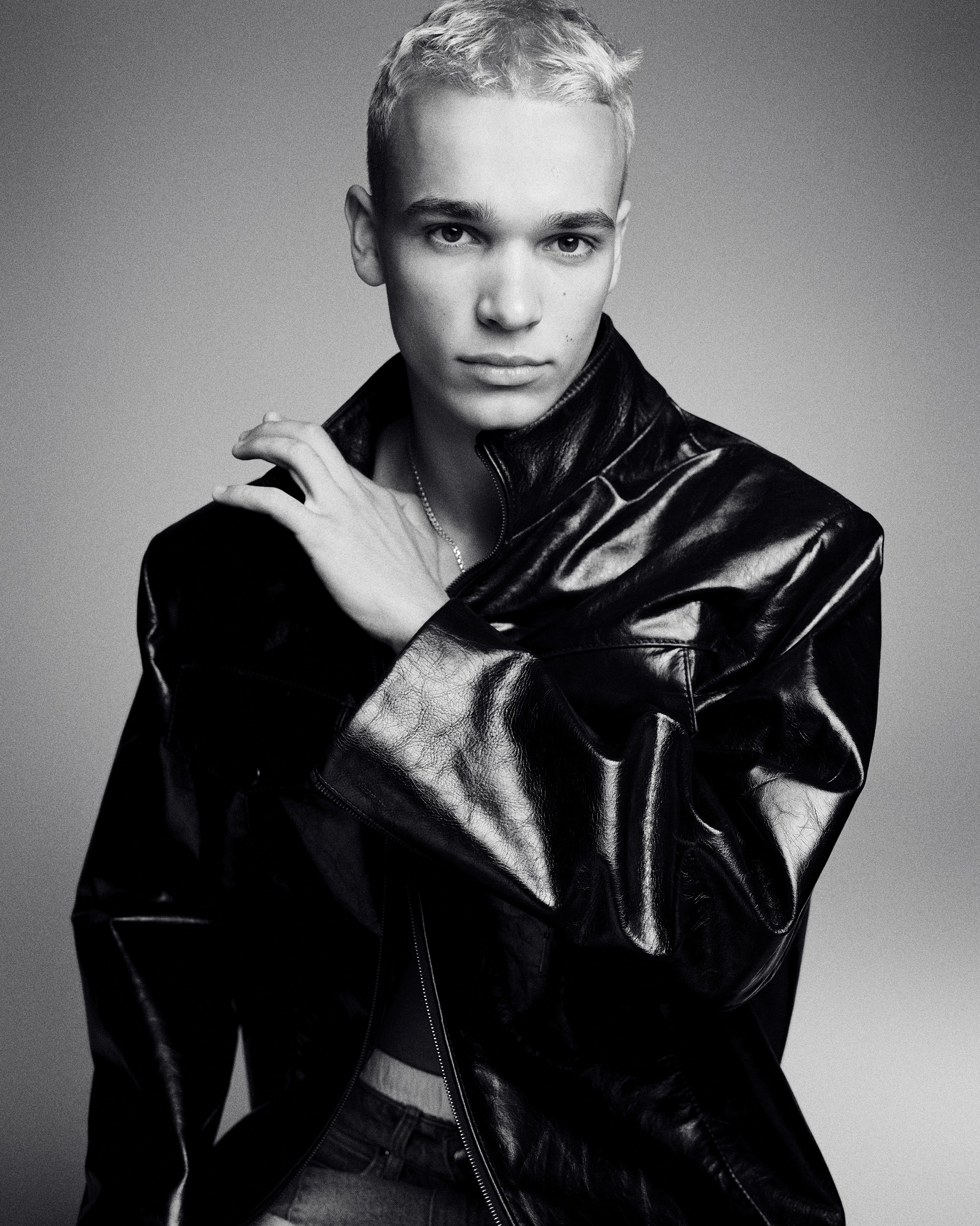 Модель АНДРІЙ ГАВРАН, 16. Шкіряна куртка, Zalevskiy (архів дизайнера); джинси, Theo