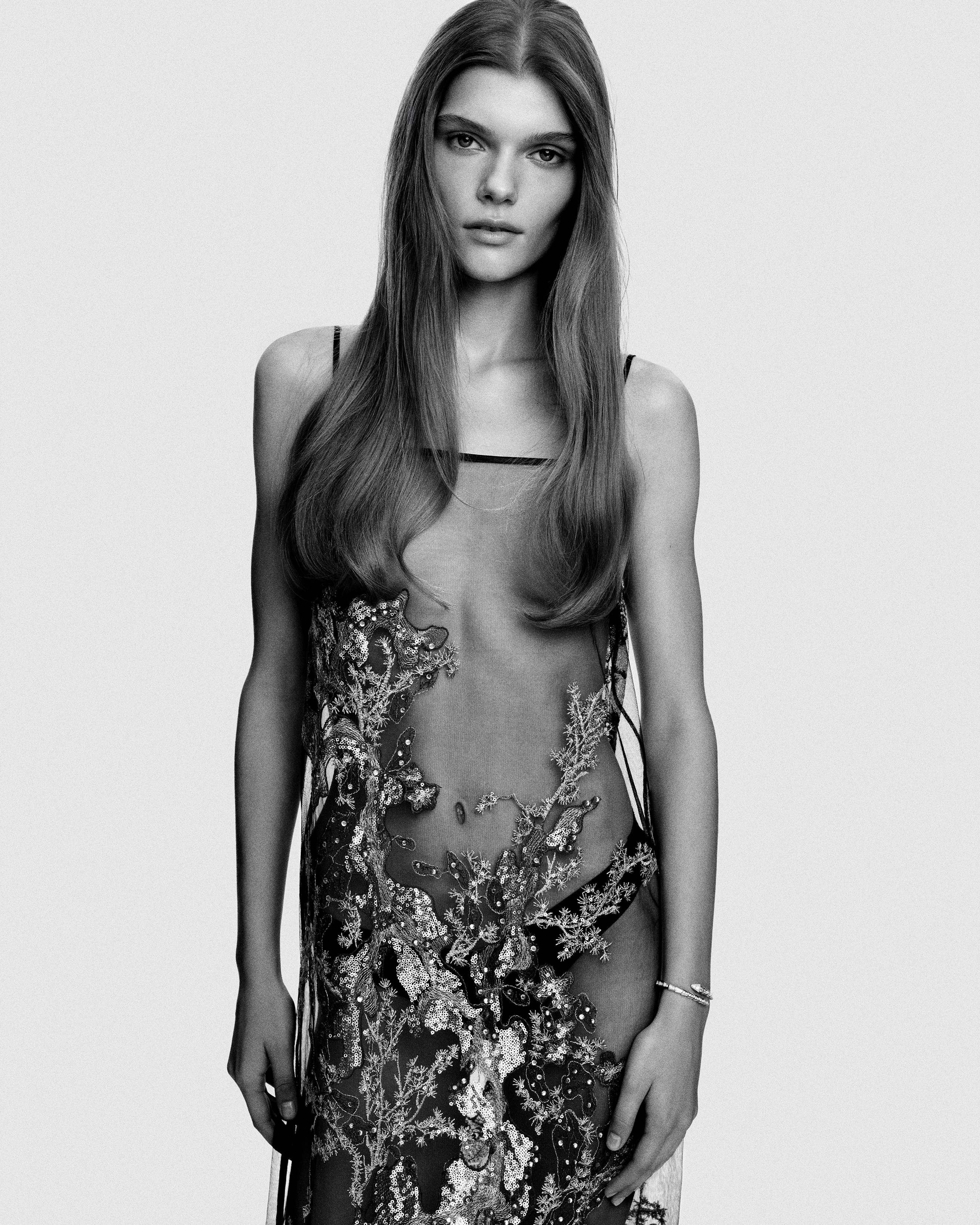 Модель КАРОЛІНА РОССОШАНСЬКА, 20. Шовкова сукня Zalevskiy (архів дизайнера), браслет, біле золото, білі діаманти, Bvlgari