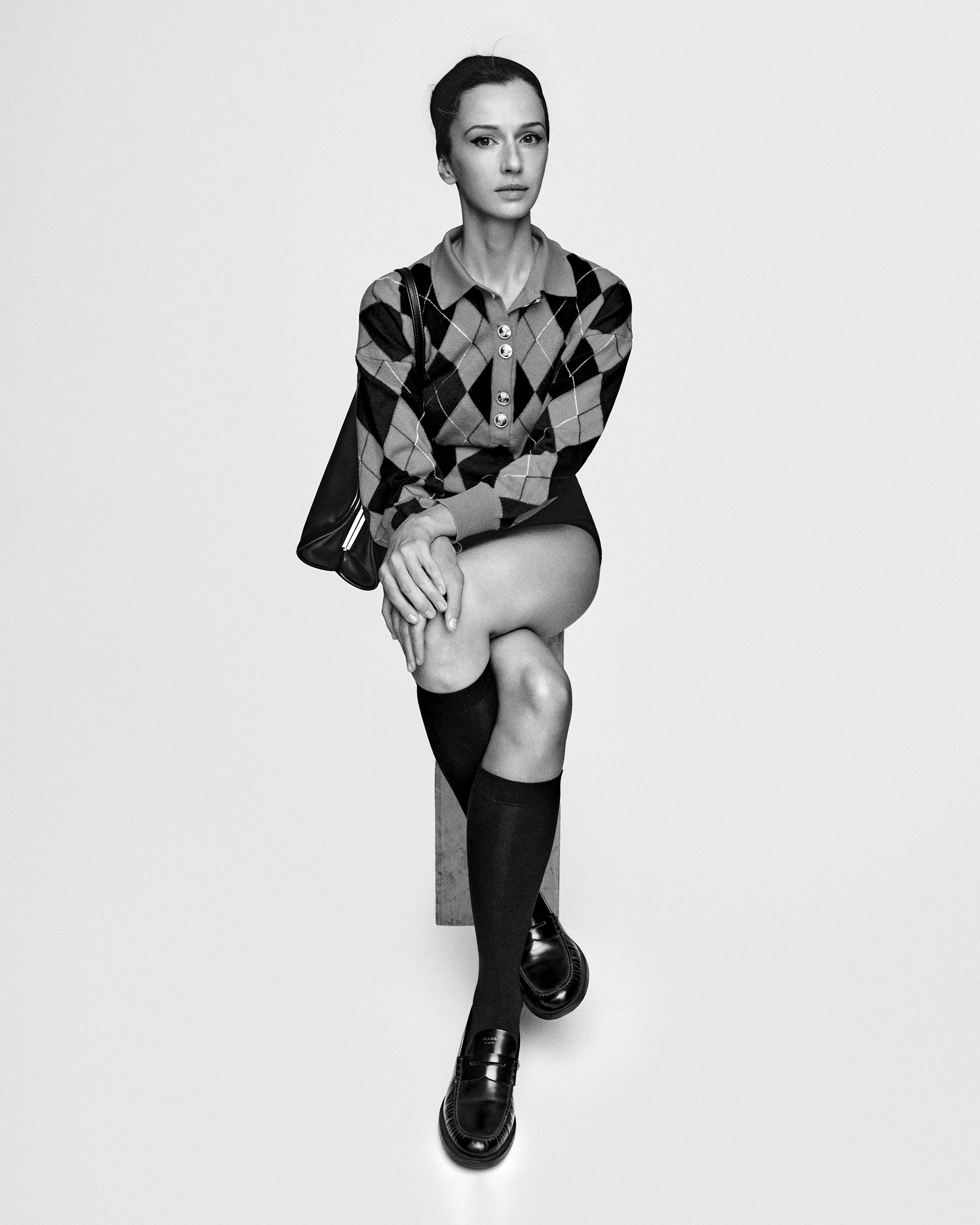 Журналістка та письменниця АННА ЛОДИГІНА (32), вовняний светр з архіву Escada, шкіряні
лофери Prada, шкіряна сумка Prmha