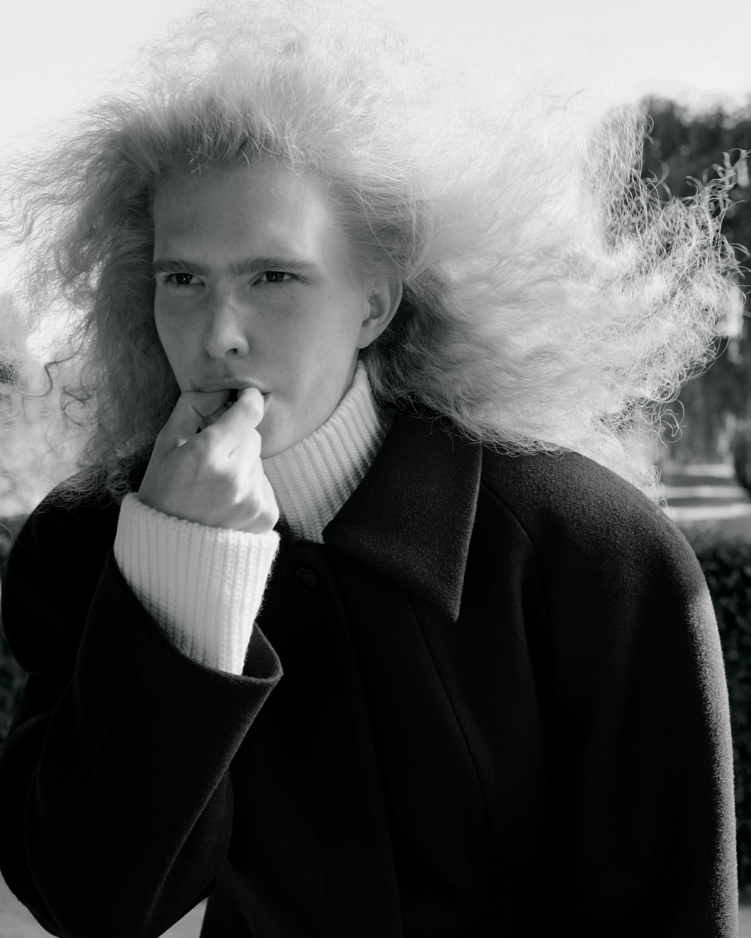 Модель ЮЛІЯ ДАНЮК, 20.  Пальто з вовни та кашеміру L’eskizzo, вовняний светр Basix (tsum.ua)