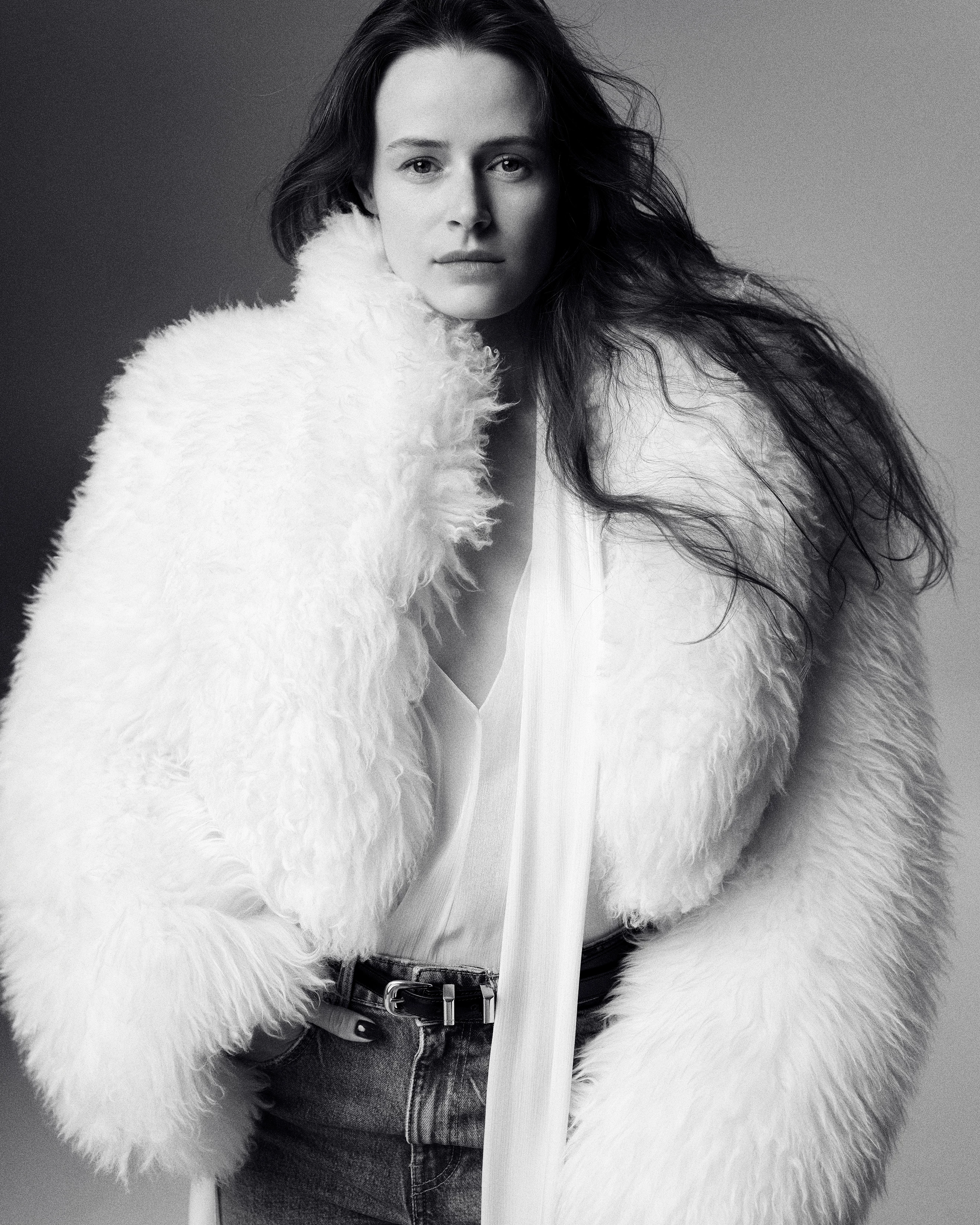 Художниця КРИСТИНА МЕЛЬНИК, 31. Шуба з овчини Alaїа, шовкова блуза Аnna October, джинси Saint Laurent by Anthony Vaccarello та шкіряний ремінь Celine