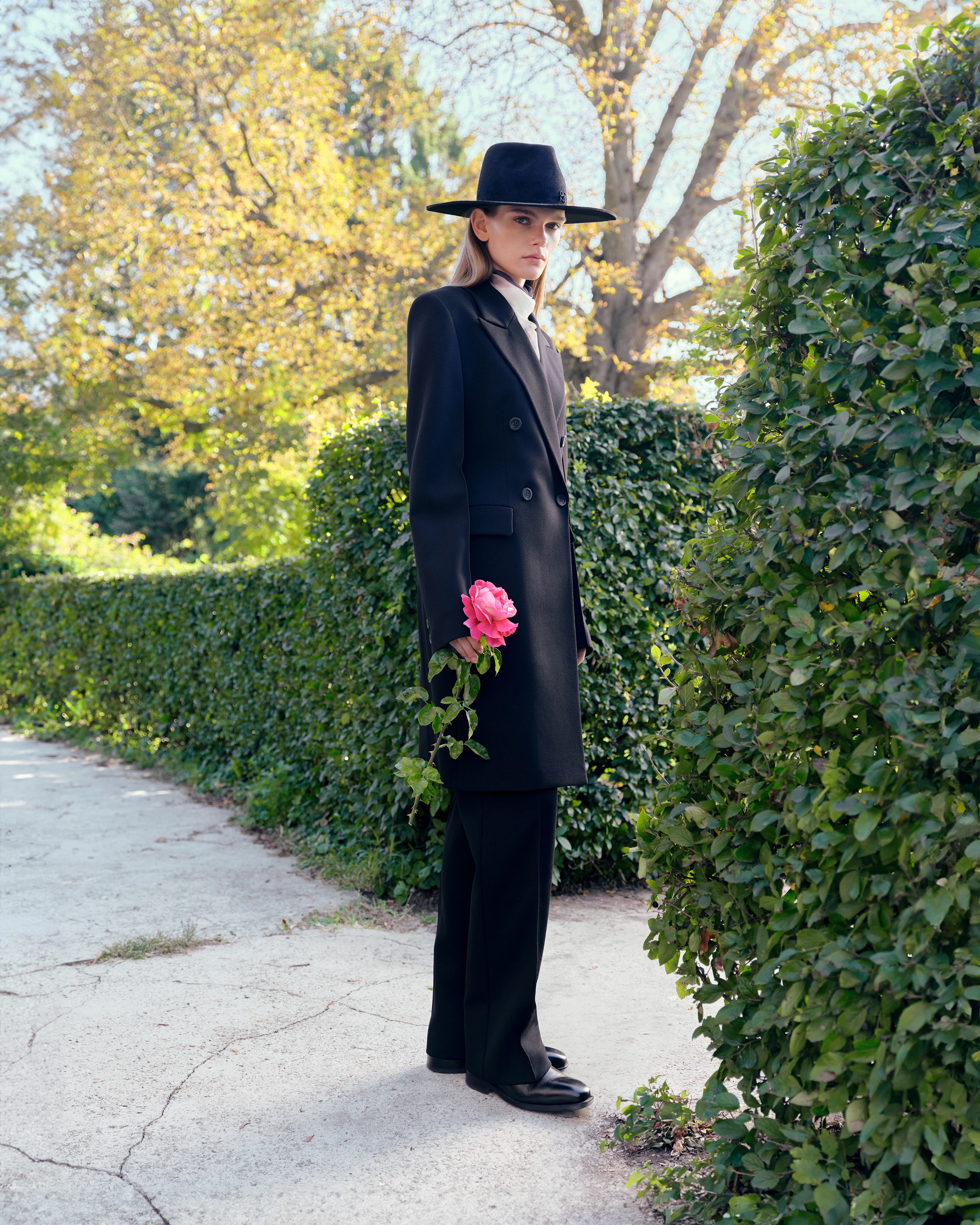 Модель КАРОЛІНА РОССОШАНСЬКА, 20. Пальто та штани з вовни й поліестеру, бавовняна
сорочка, усе — Elenareva, фетровий капелюх Ruslan Baginskiy та шкіряні туфлі Estro